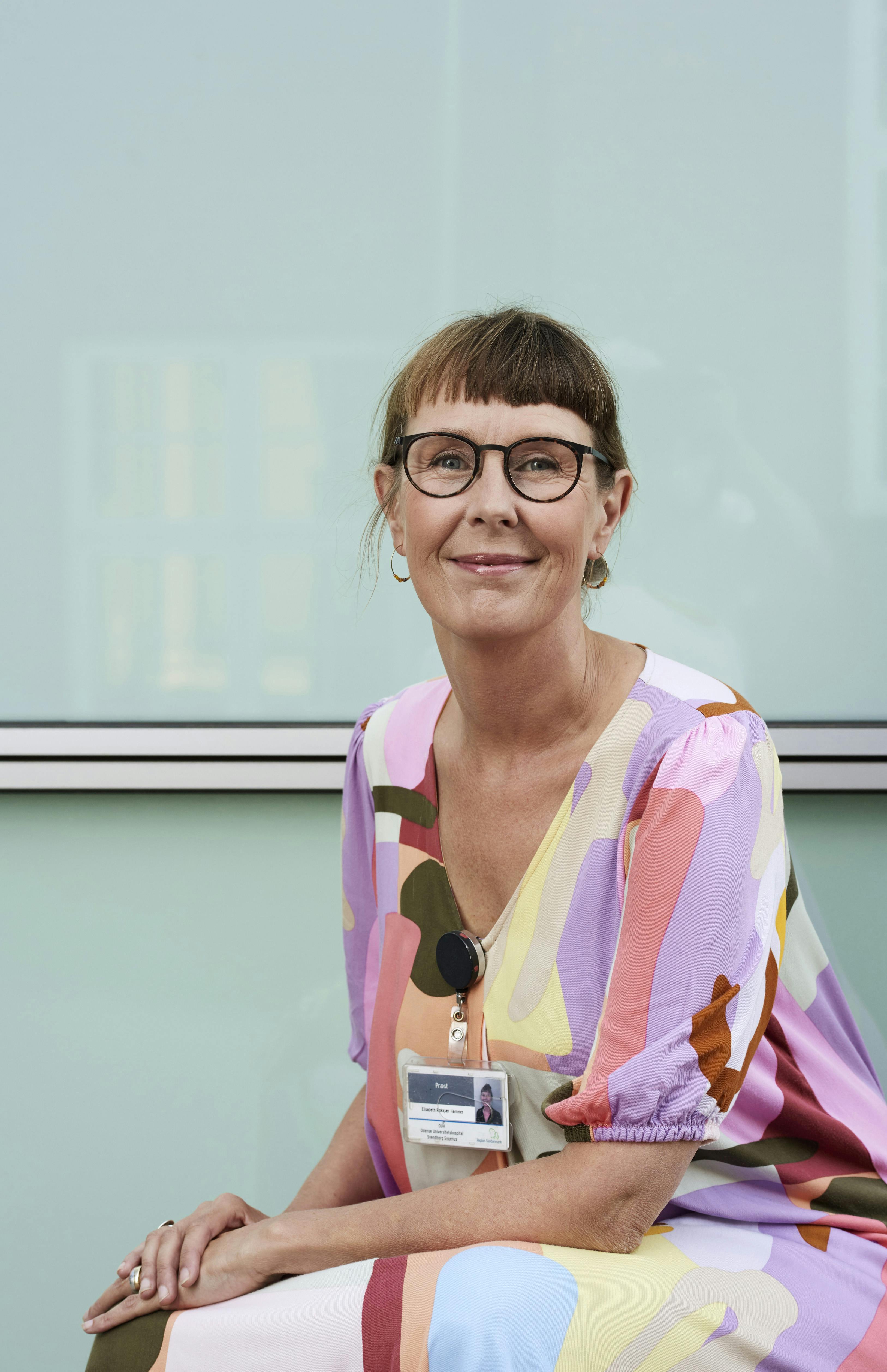 “Det er min opgave at lindre den eksistentielle smerte og hjælpe den syge til at holde fast i, at vi alle er unikke og uendeligt værdifulde.” Portræt af hospitalspræst