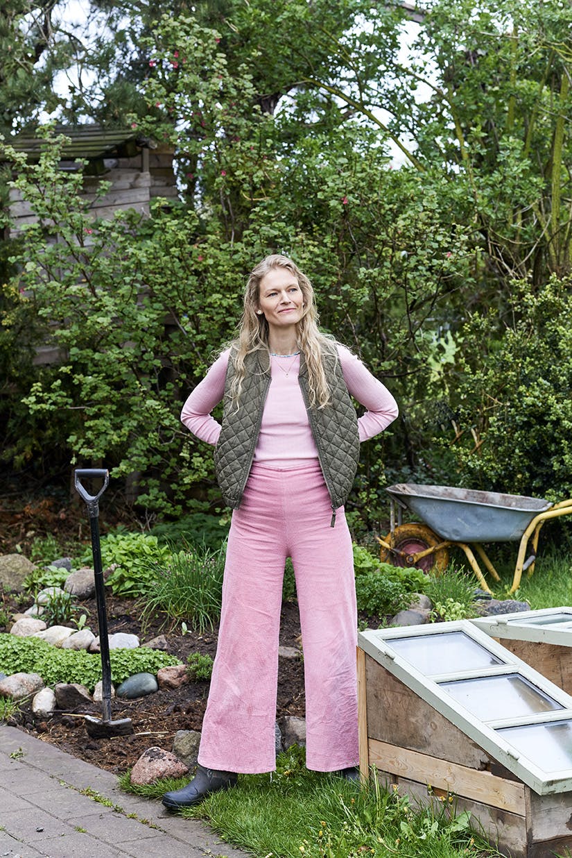 Stine Larsen oplever noget nyt, hver gang hun går i haven. Kvinde i sin have