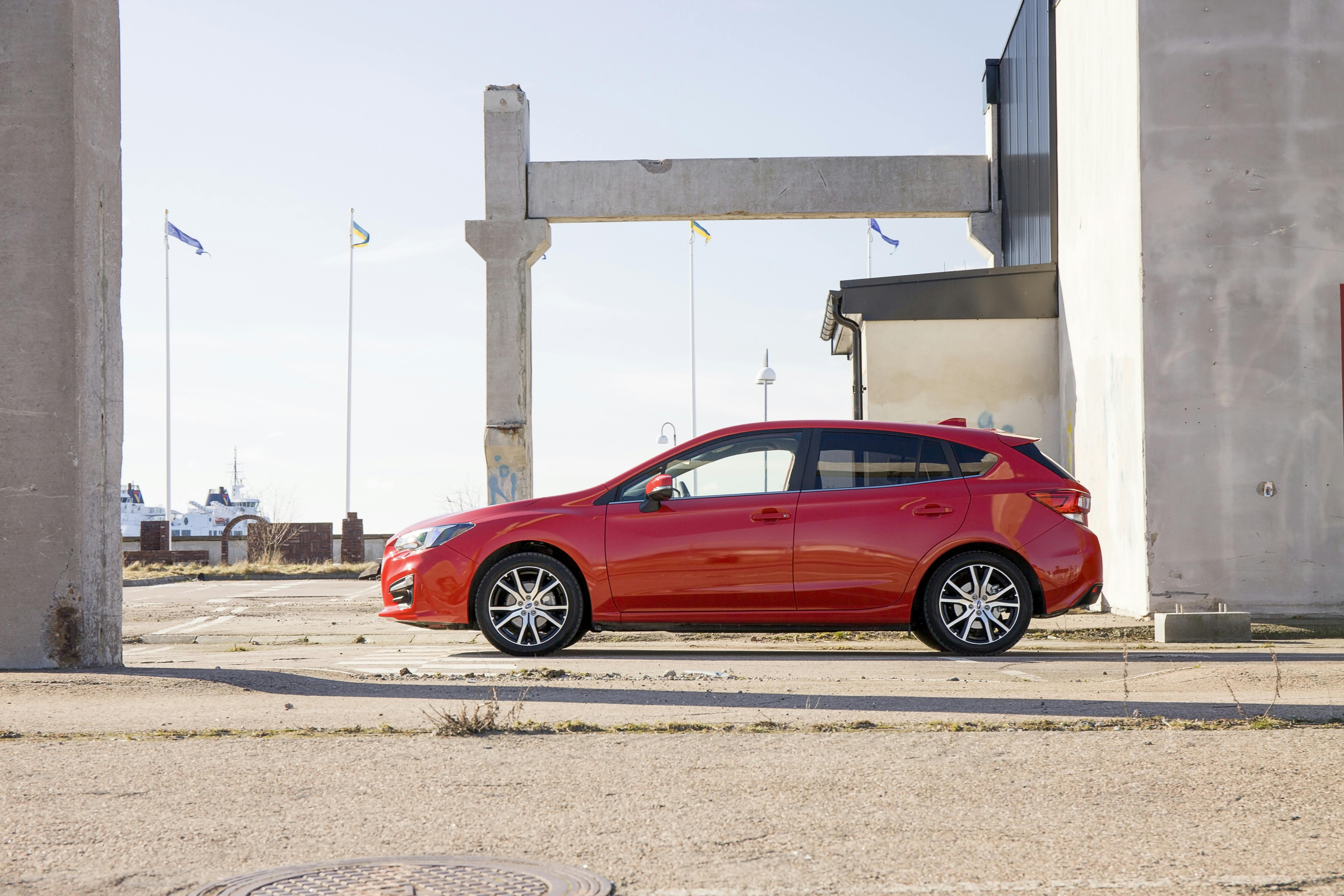 Subaru Impreza 2018 rød, kørende skråt forfra