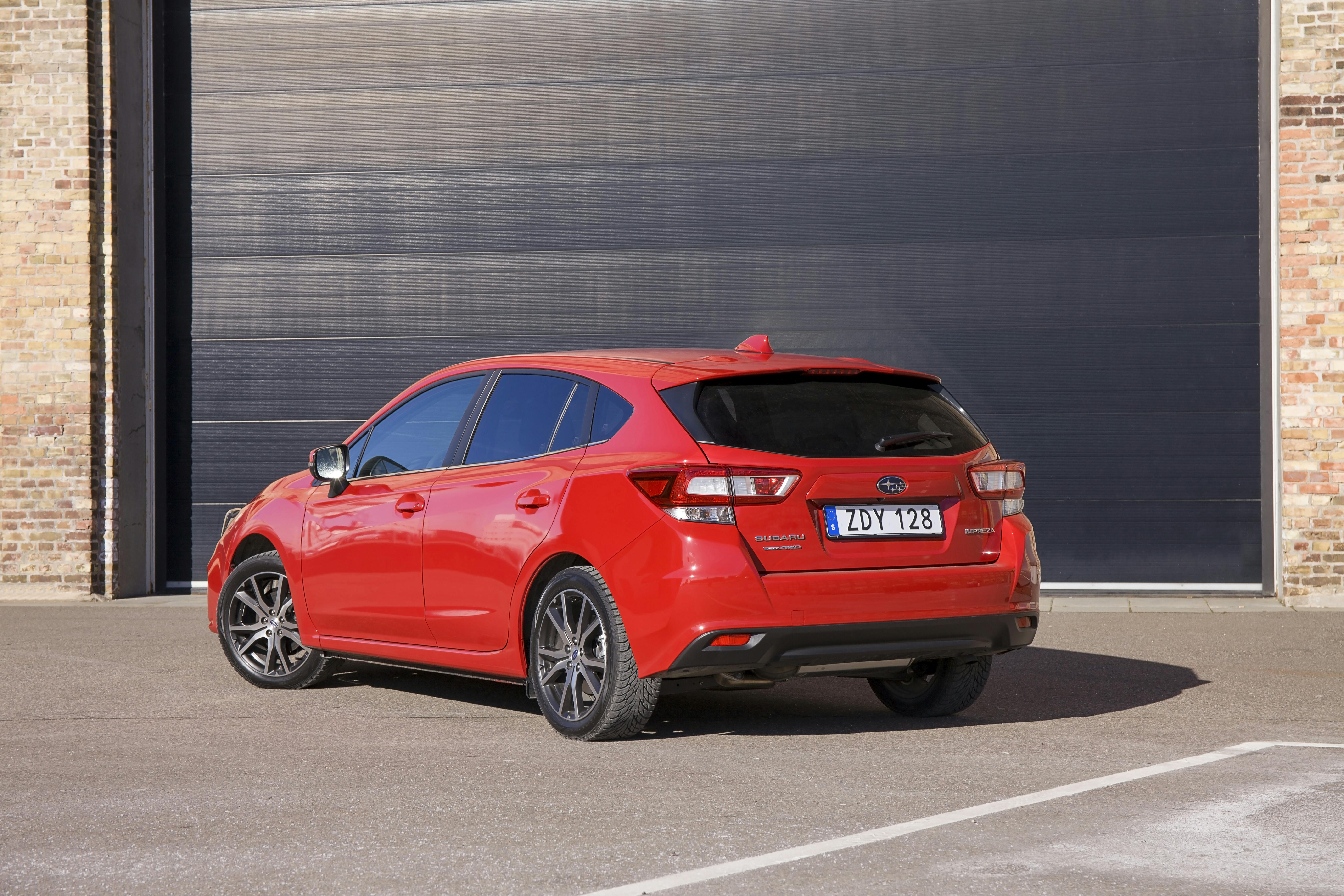 Subaru Impreza 2018 rød, still skråt bagfra