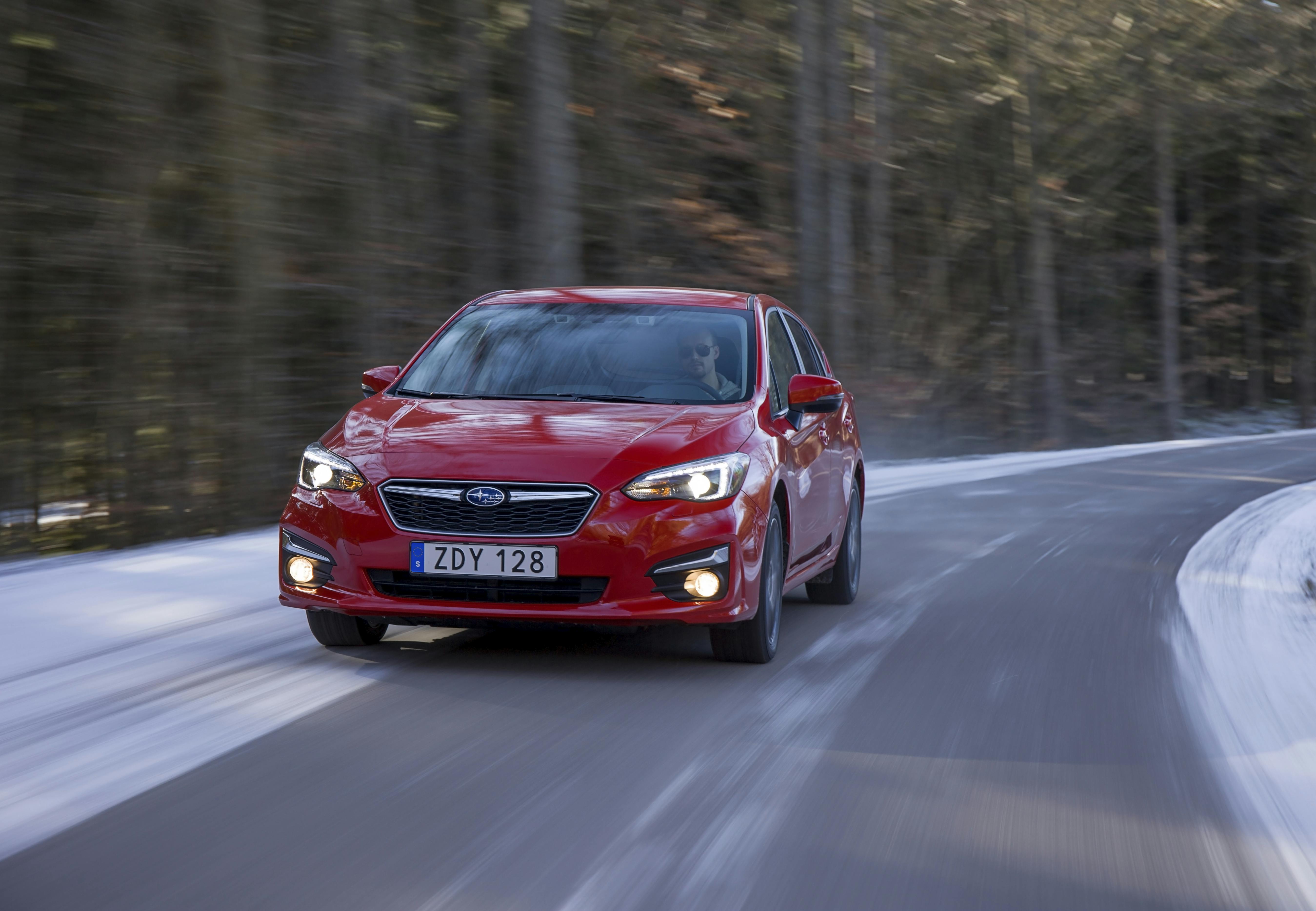 Subaru Impreza 2018 rød, profil set fra siden Sverige still