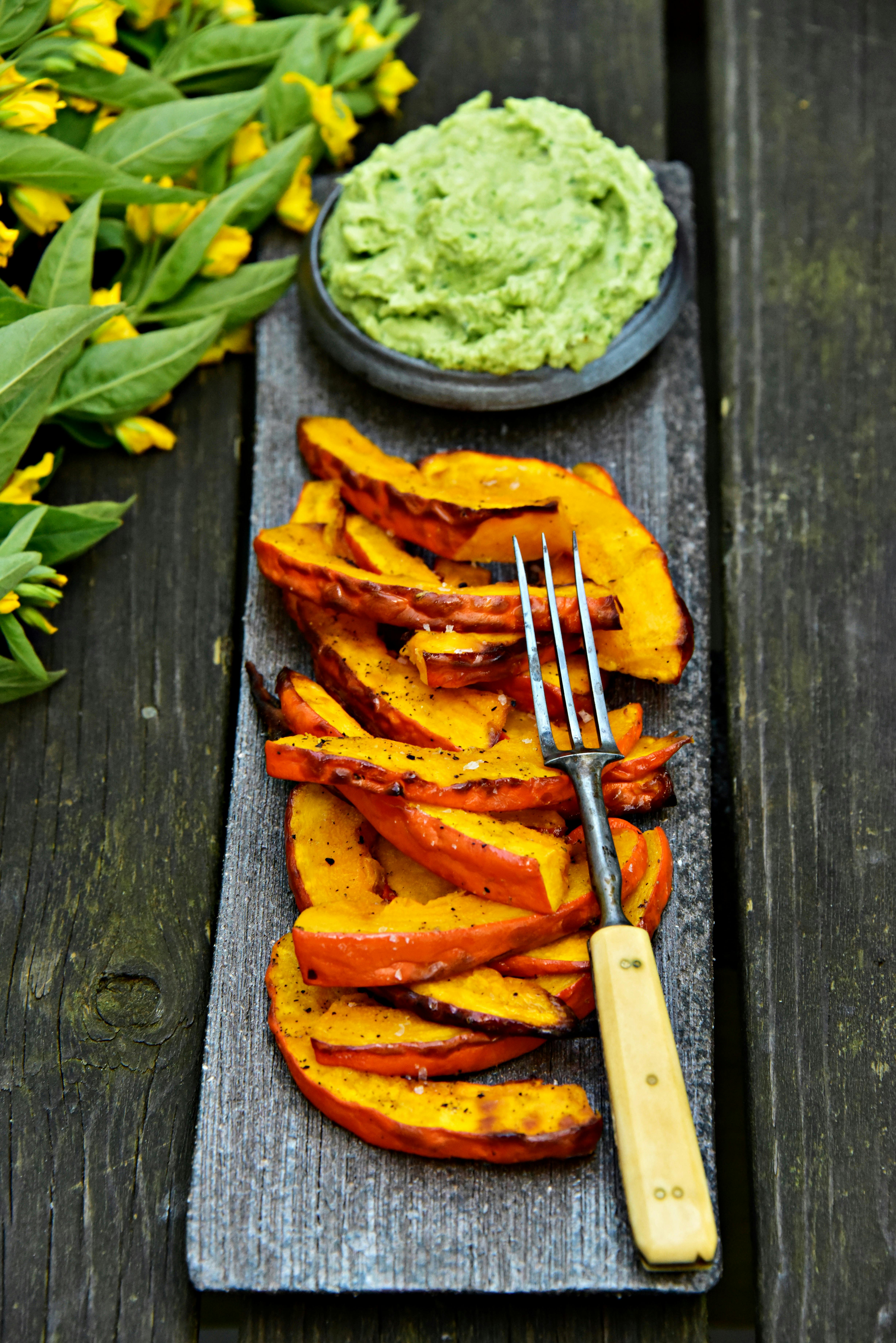 Oppskrift på sunn Hokkaido-fries med frisk avokado og myntedipp den beste