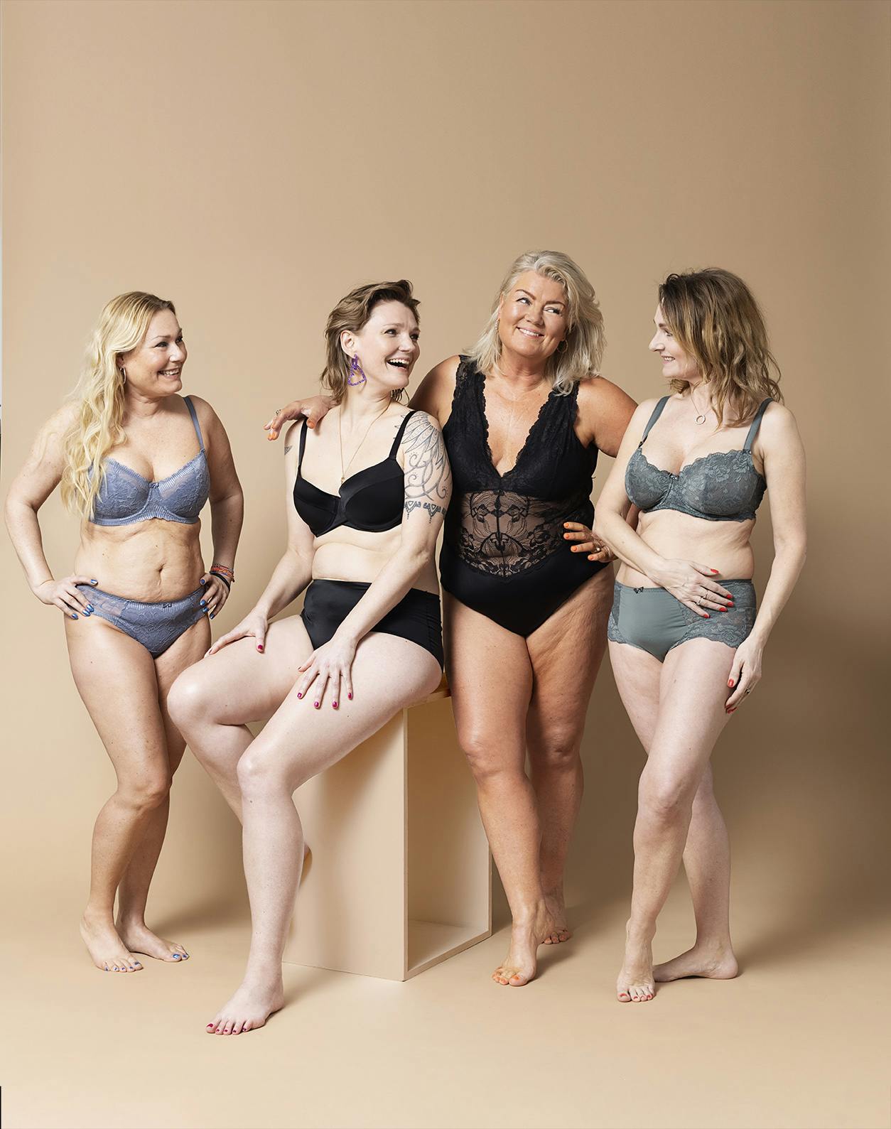 Molly med Eydis, Karen Sophie og Elisabeth, der også fortæller kropshistorier. Alle i undertøj fra Change Lingerie. Fire kvinder 40+ i undertøj