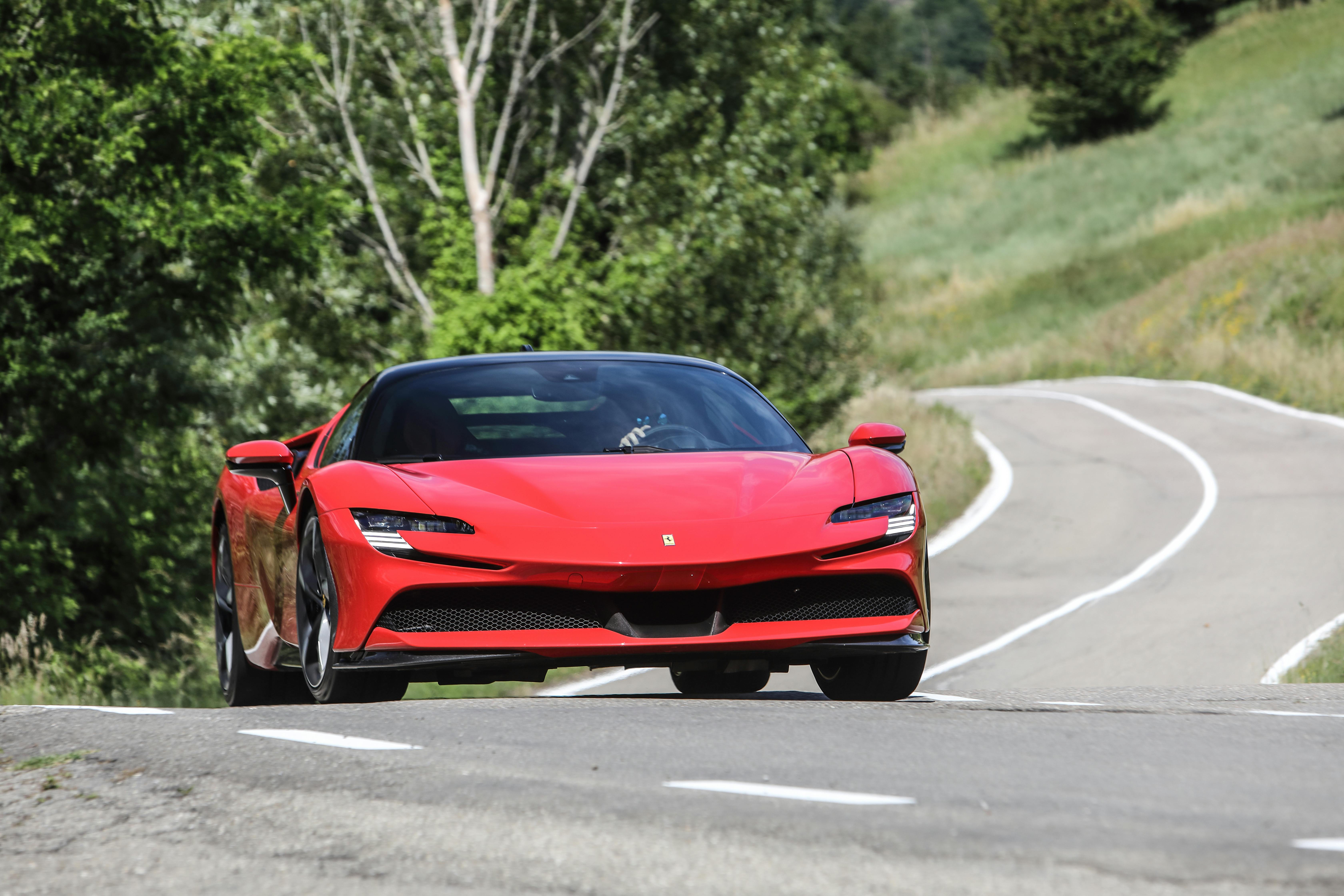Ja, den nye Ferrari SF90 Stradale ser hamrende godt ud. Blink med øjnene en enkelt gang, og den er væk. Ferrari SF90 red front