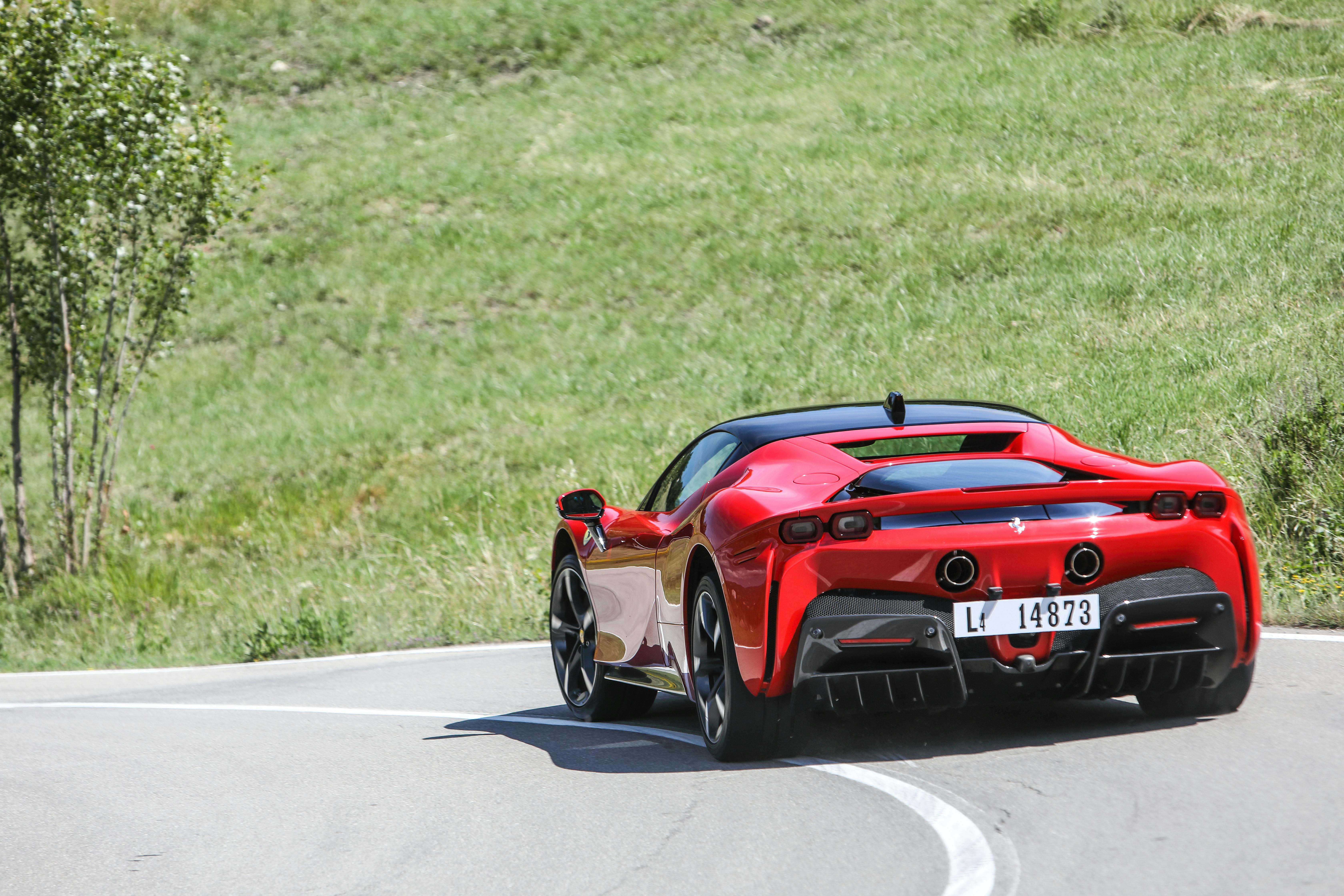 Udstødningsrørene går ud gennem kofangeren midt på. Når du starter en SF90 Stradale, er den dog helt lydløs, da den starter i E-mode. Ferrari SF90 red rear