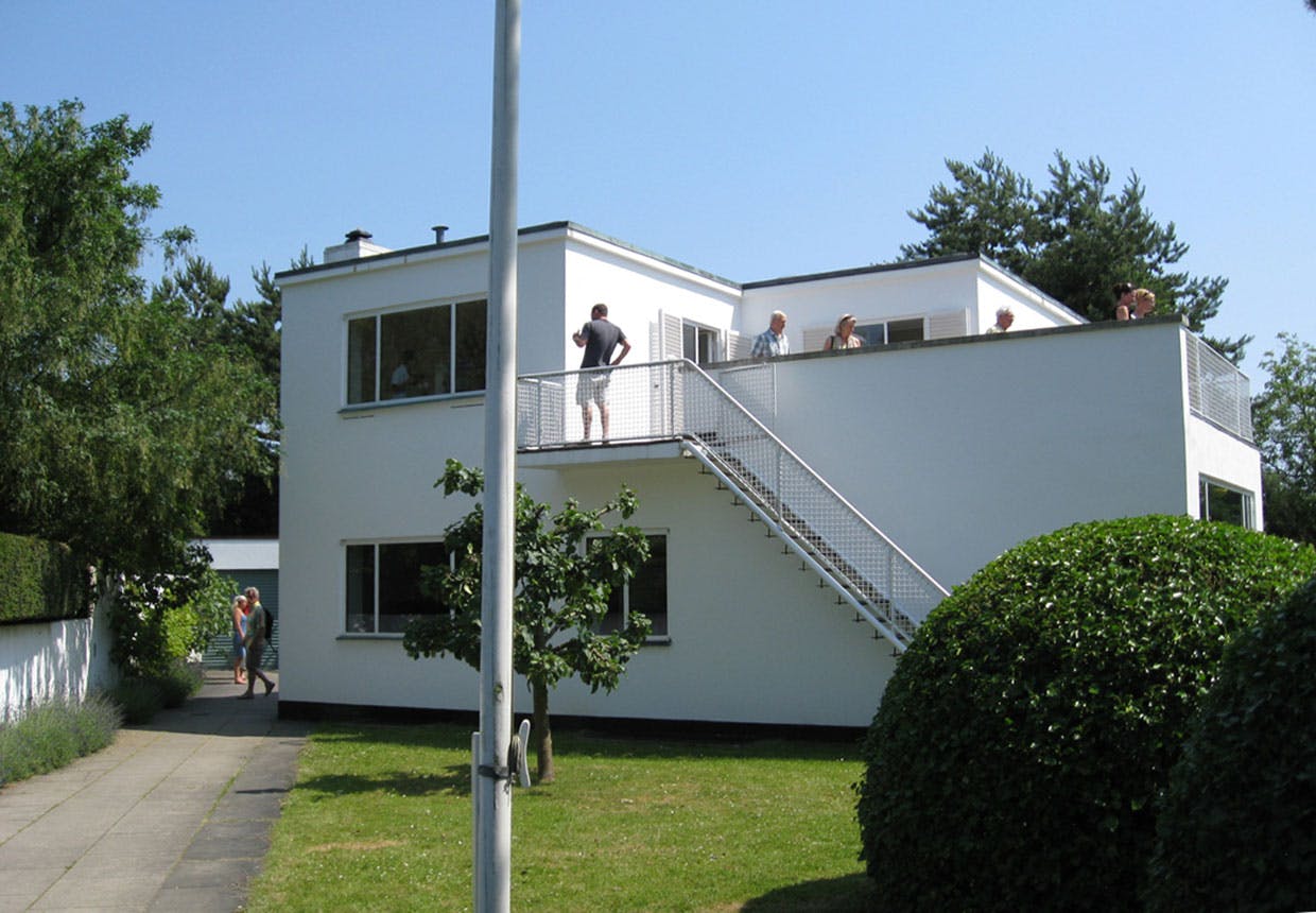 Du kan selv komme ind i Arne Jacobsens funkisvilla. Hvert år er der åbent hus-arrangementer. Åbent hus i Arne Jacobsens funkisvilla.