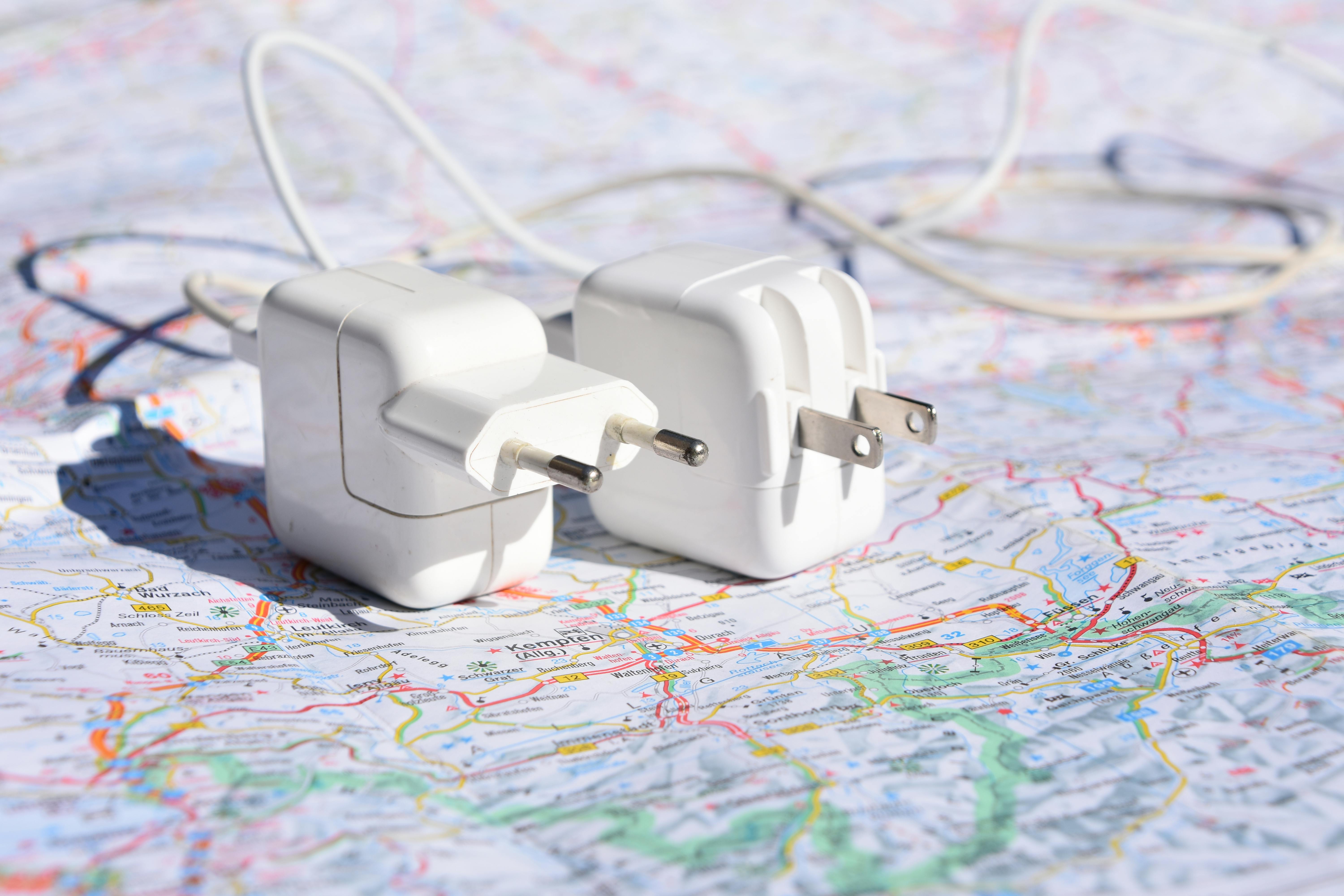 Med en adapter kan du omforme dine stik, så de passer i stikkontakterne, der hvor du er på ferie. En adapter
