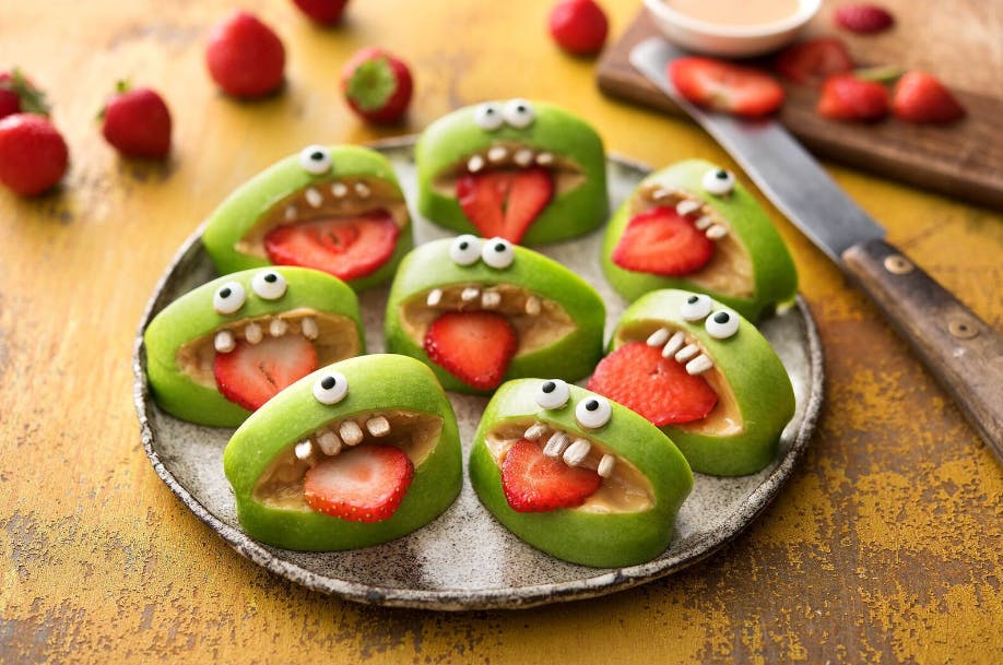 Alle monstrene kan få deres helt eget personlige udtryk! Halloween monstre snacks æblesnack