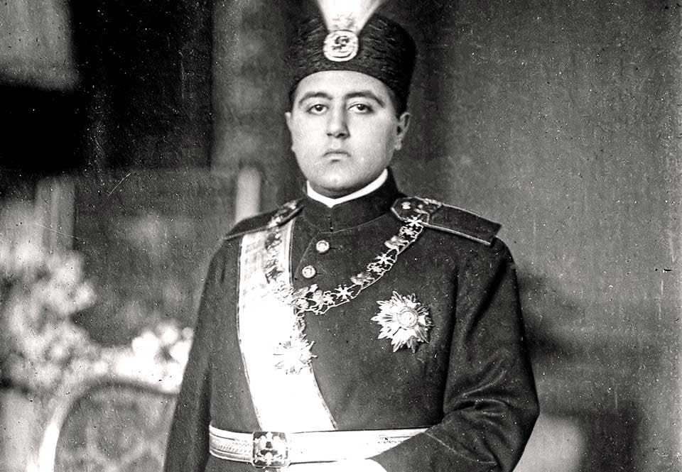 Ahmad Shah Mirza tog över styret av Persien 1909.