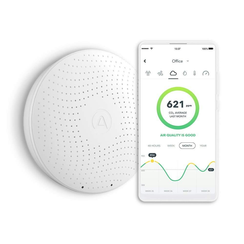Airthings Wave Plus luftmåler, der måler luftkvaliteten og viser resultatet i en app på en Android-telefon.