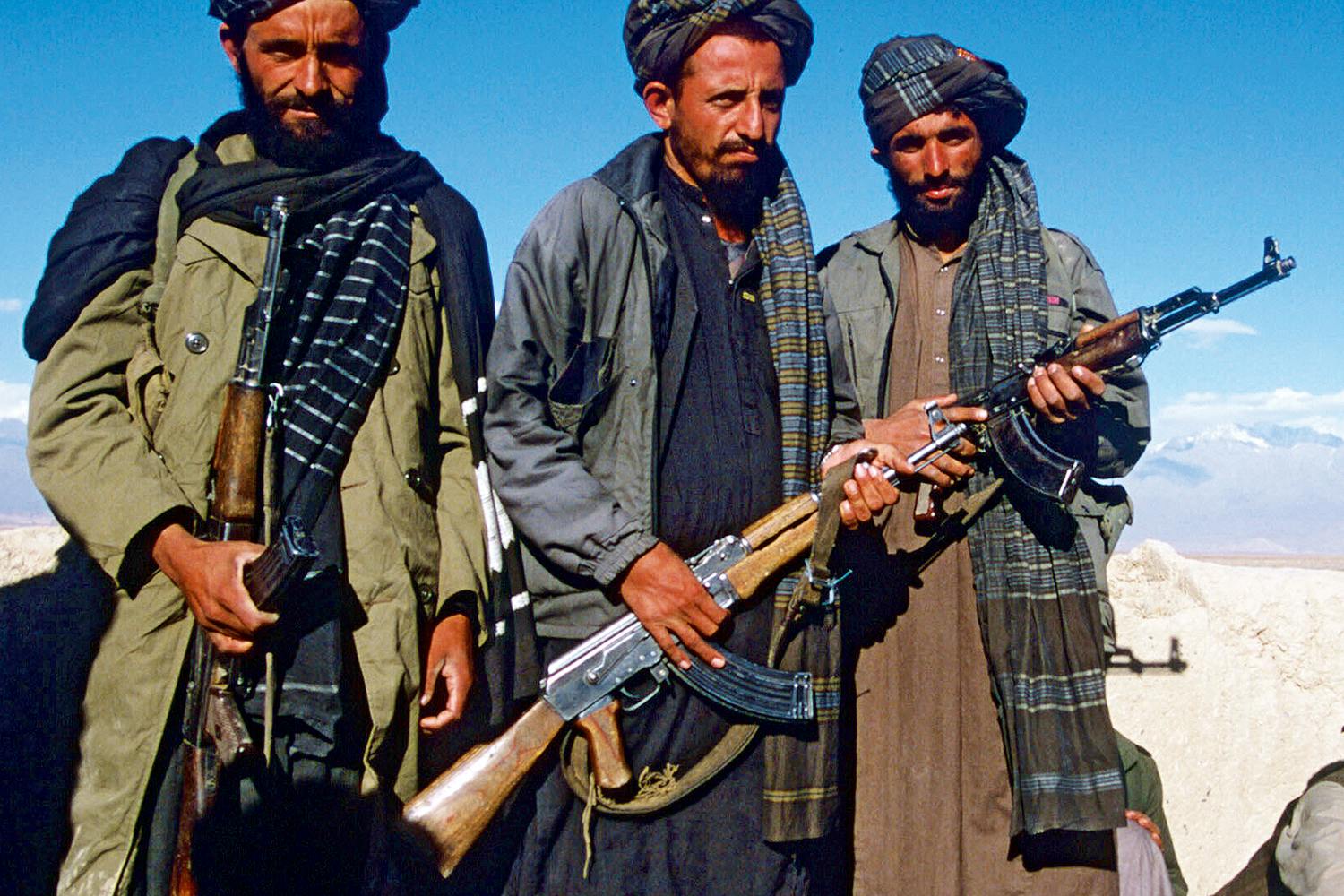 Talibaner med AK-47 Kalasjnikov i Afghanistan.