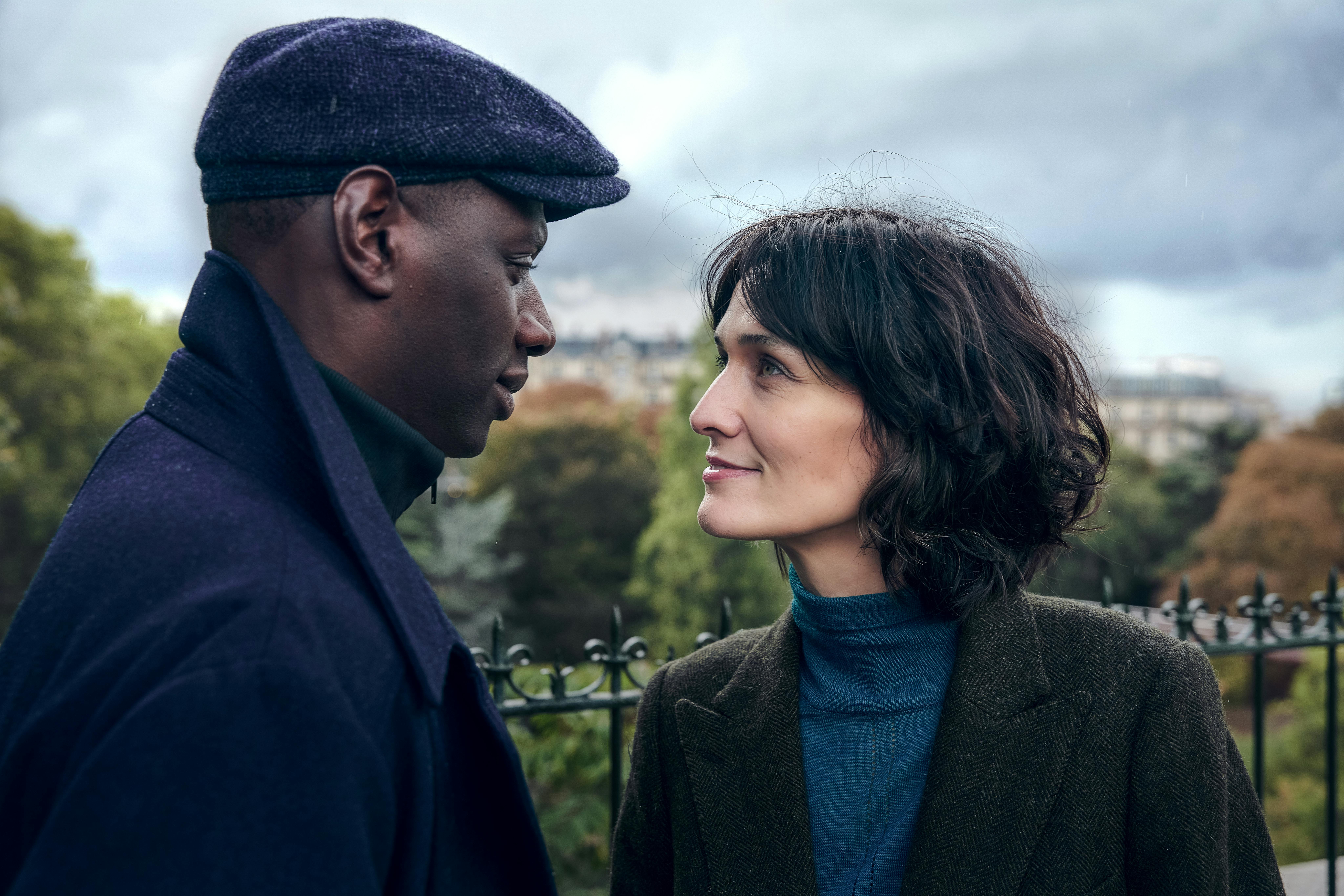 Lupin findes i to dele, og du finder begge på Netflix. Lupin serie på Netflix