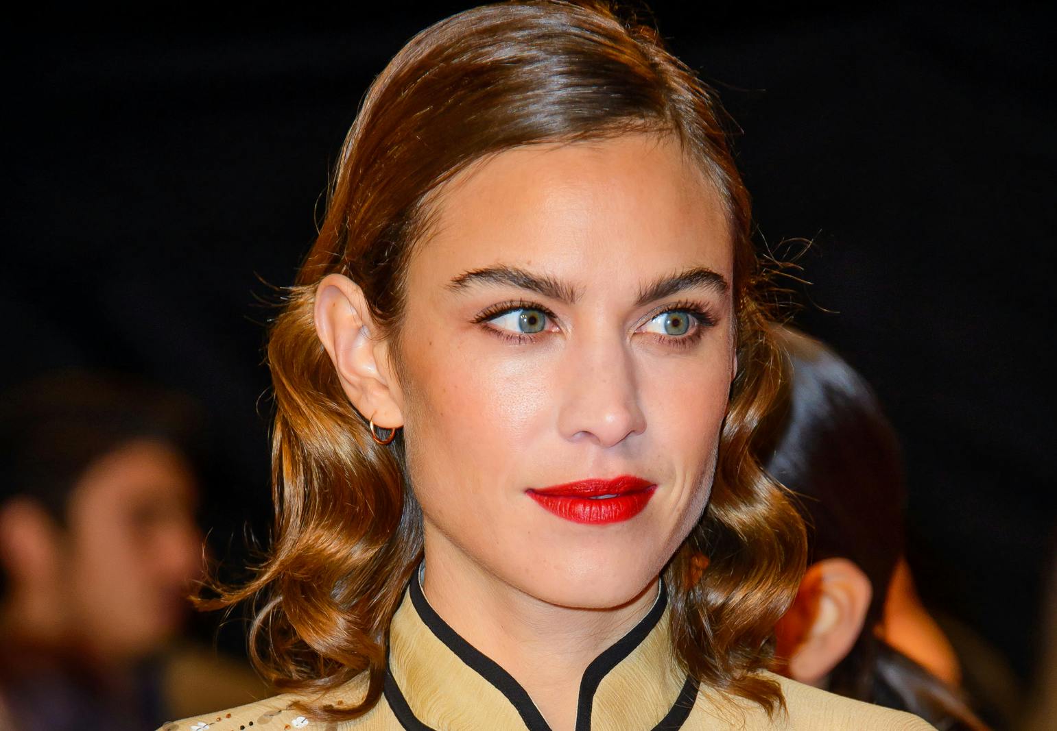 Rød læbestift på Alexa Chung