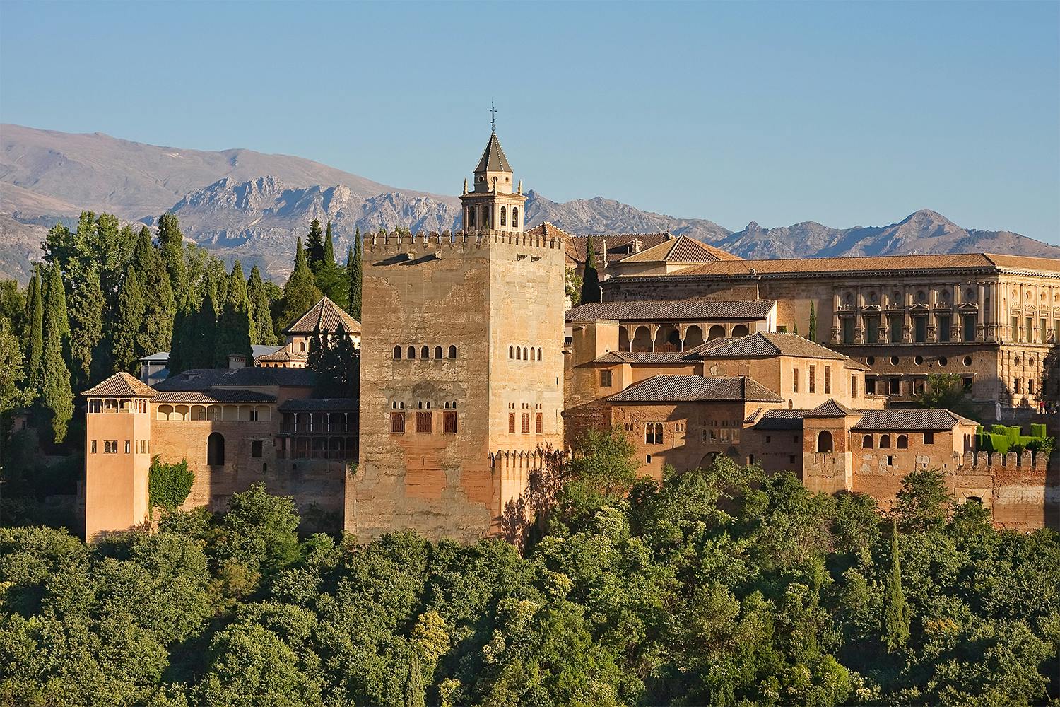 Alhambra - exteriör över det moriska palatset i Granada.