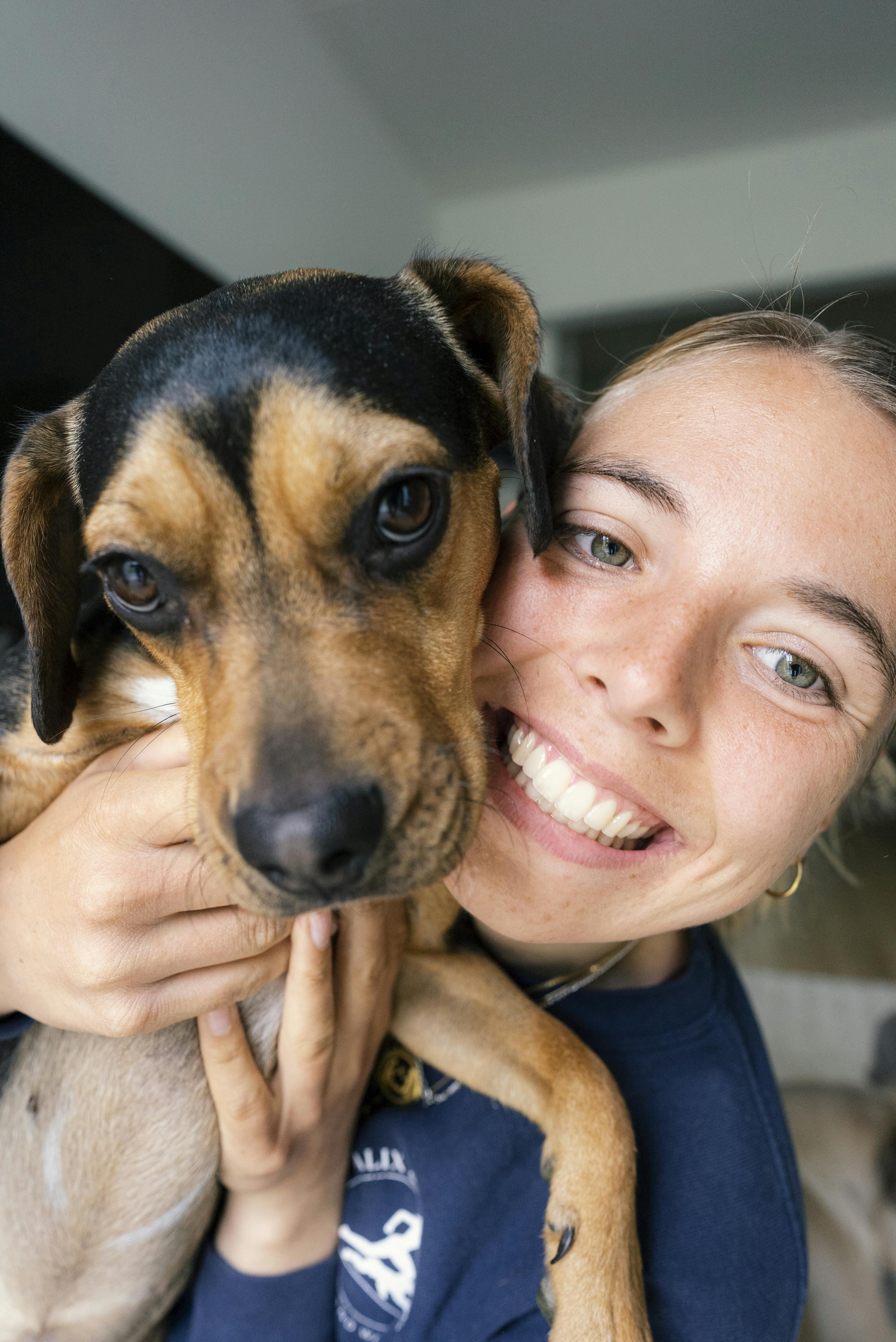 Alix Sharp er professionel hundetræner. Hundetræner og hund