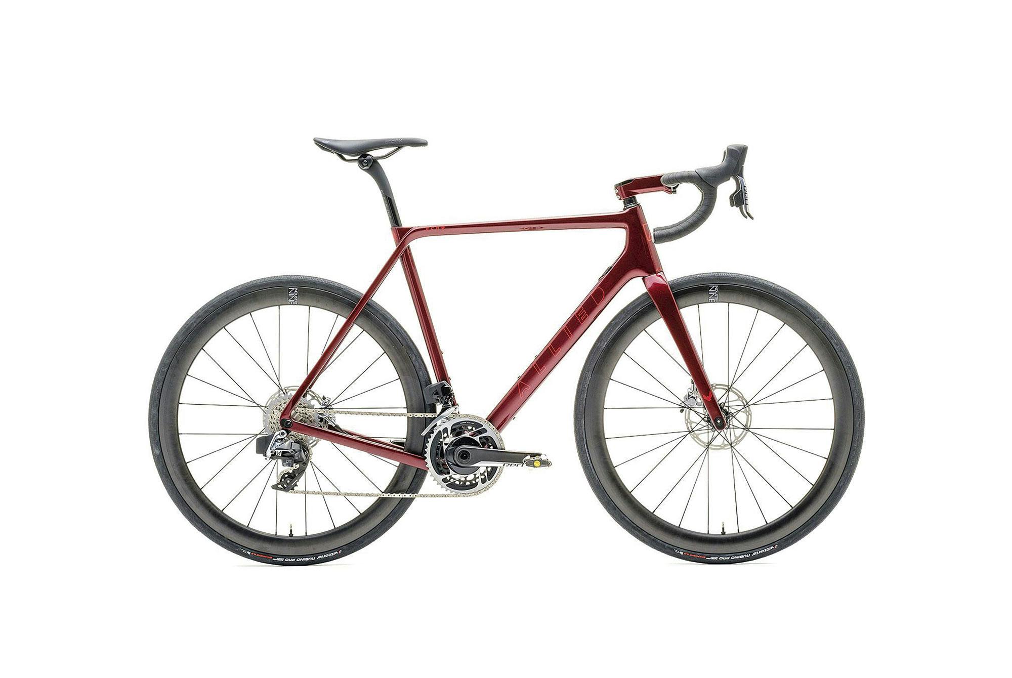 En racercykel är ingen optimal vintercykel. En s.k. grusvägscykel är ett bättre val. Det är en landsvägscykel med crosscykelegenskaper: snabb och robust med bl.a. starkare ram och hjul, breda och grova däck samt mer plats för skärmarna. En racercykel är ingen optimal vintercykel. En s.k. grusvägscykel är ett bättre val. Det är en landsvägscykel med crosscykelegenskaper: snabb och robust med bl.a. starkare ram och hjul, breda och grova däck samt mer plats för skärmarna.