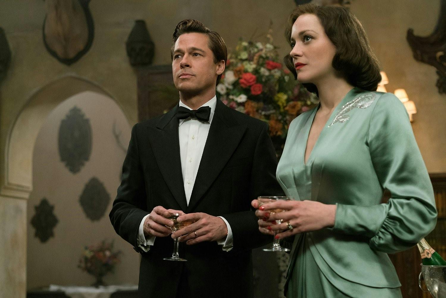 I krigsdramet “Allied” forelsker de to spioner Max Vatan og Marianne Beausejour sig i hinanden, men det skal vise sig at volde dem en hel del problemer. Filmen har dansk premiere den 24. november. I krigsdramet “Allied” forelsker de to spioner Max Vatan og Marianne Beausejour sig i hinanden, men det skal vise sig at volde dem en hel del problemer. Filmen har dansk premiere den 24. november.