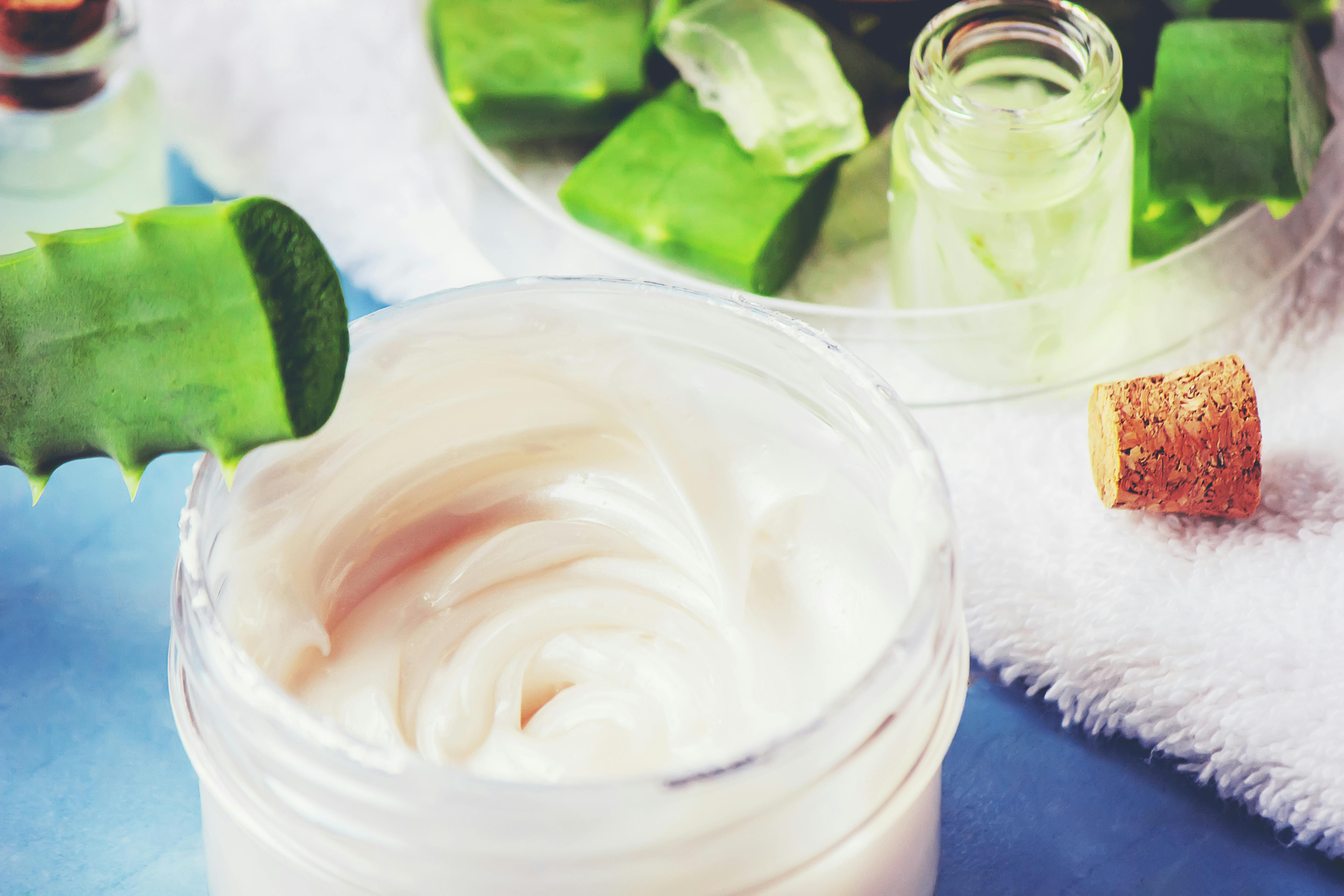 Aloe Vera er godt for din hud. Derfor finder du ingrediensen i mange hudplejeprodukter. Creme med Aloe Vera