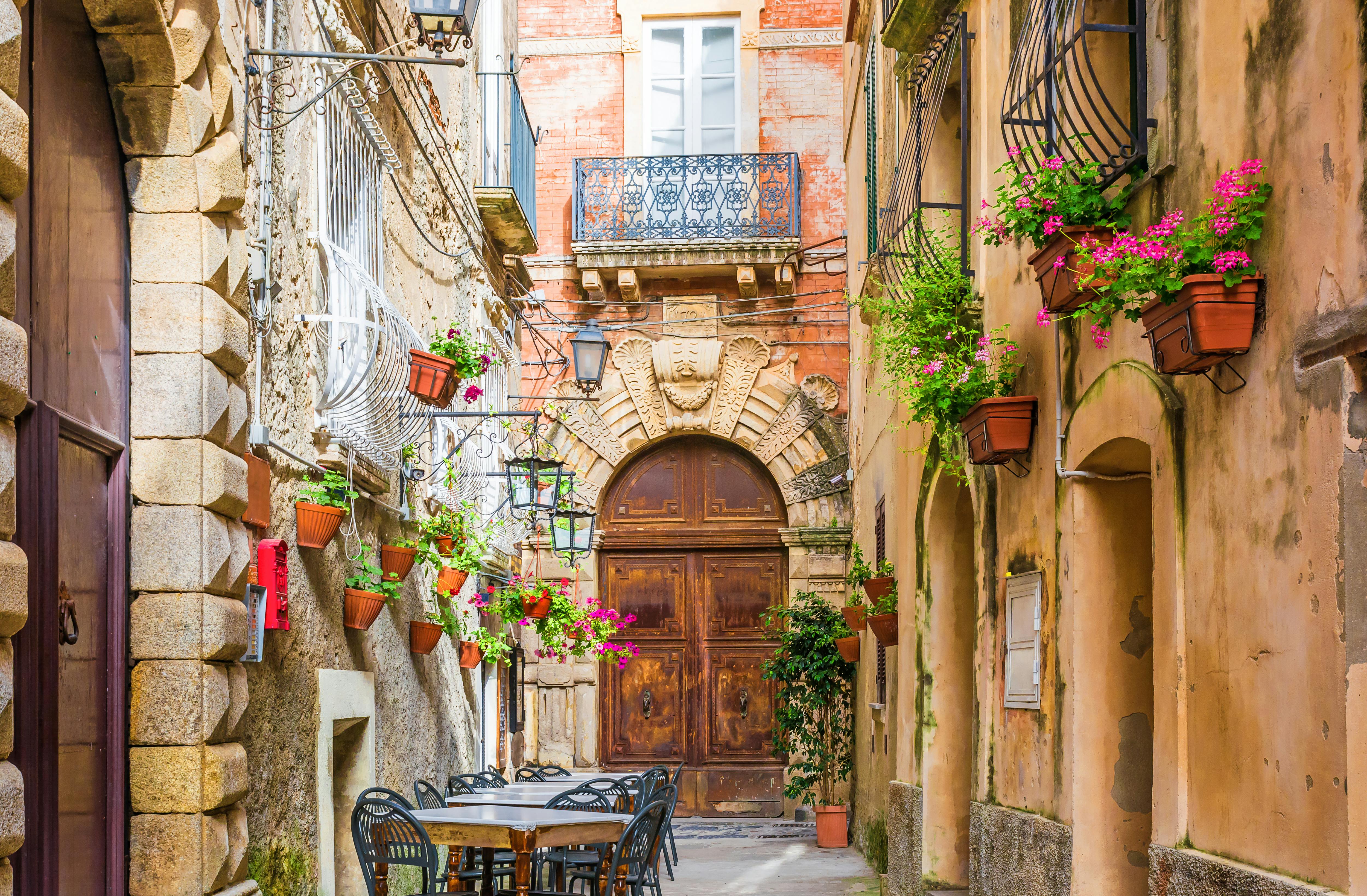 Gå på opdagelse ved de gamle bygninger i Positano. Positano i Italien som bryllupsrejsedestination