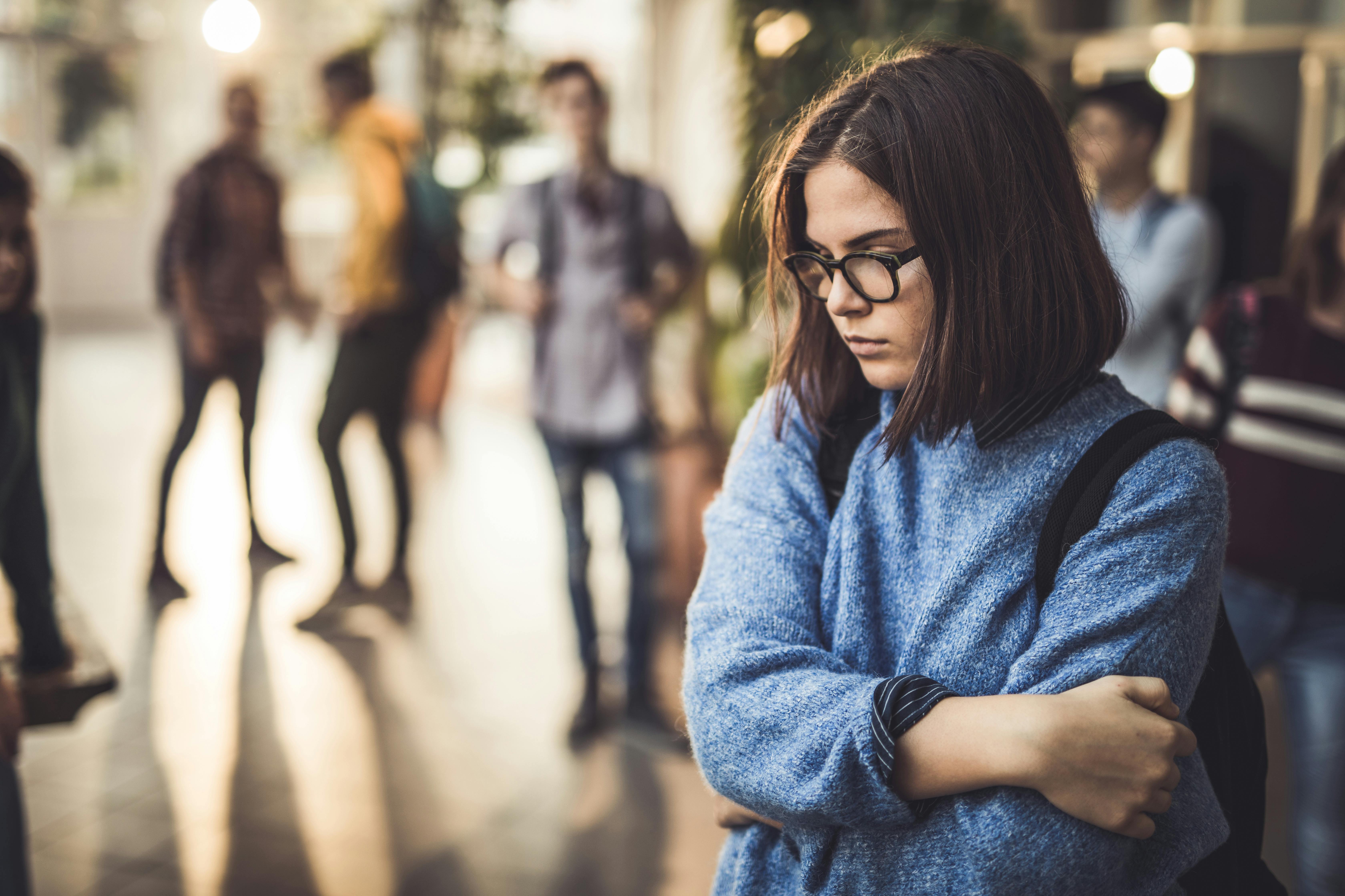 Har du følt dig ængstelig gennem 6 måneder eller mere? Kvinde med angst