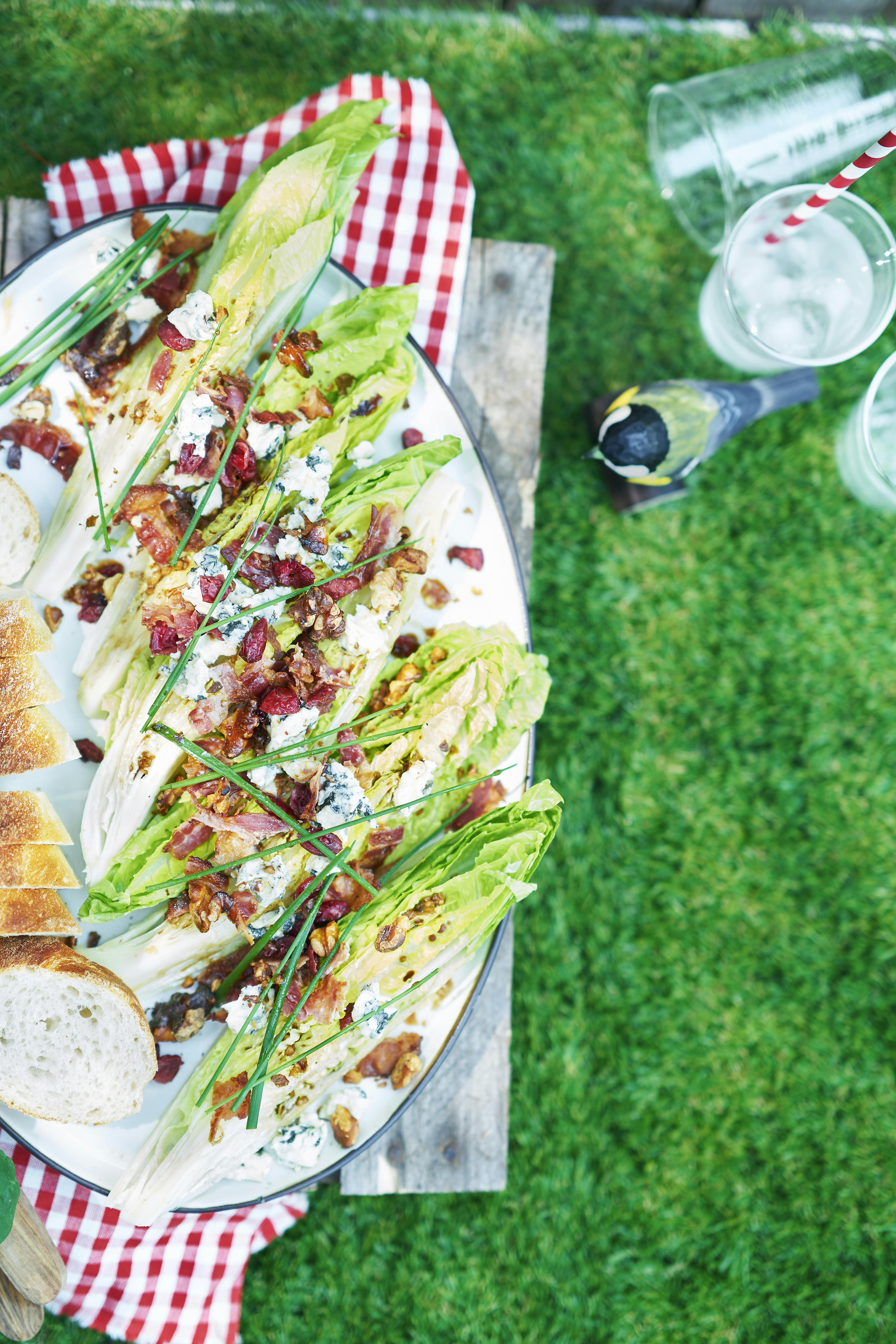 Romanosalat med bacon og blåmuggost