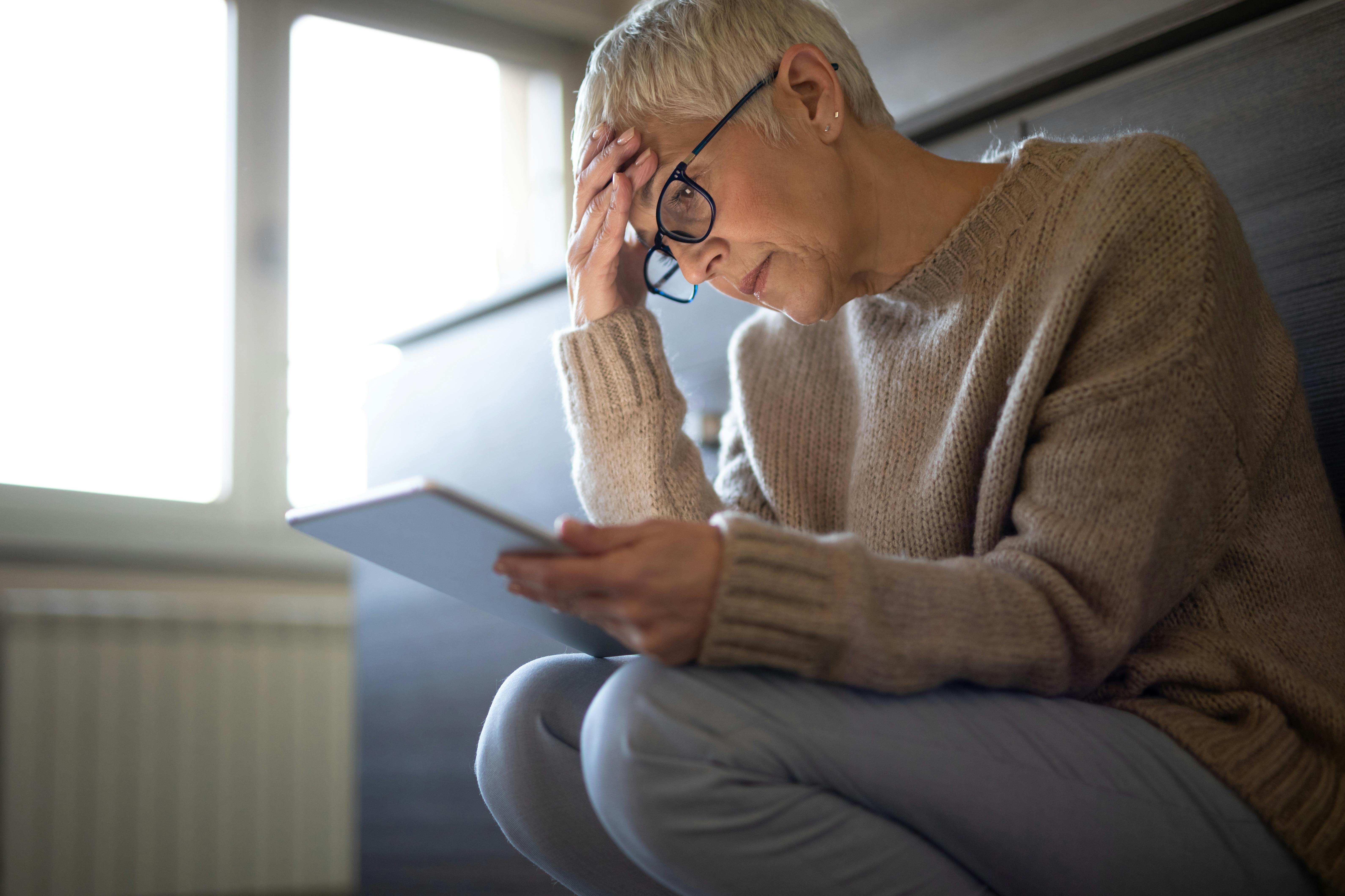 Det er typisk kvinder, der reagerer med angst. Og ikke mindst 40+ kvinder. Moden kvinde kigger frustreret på sin iPad