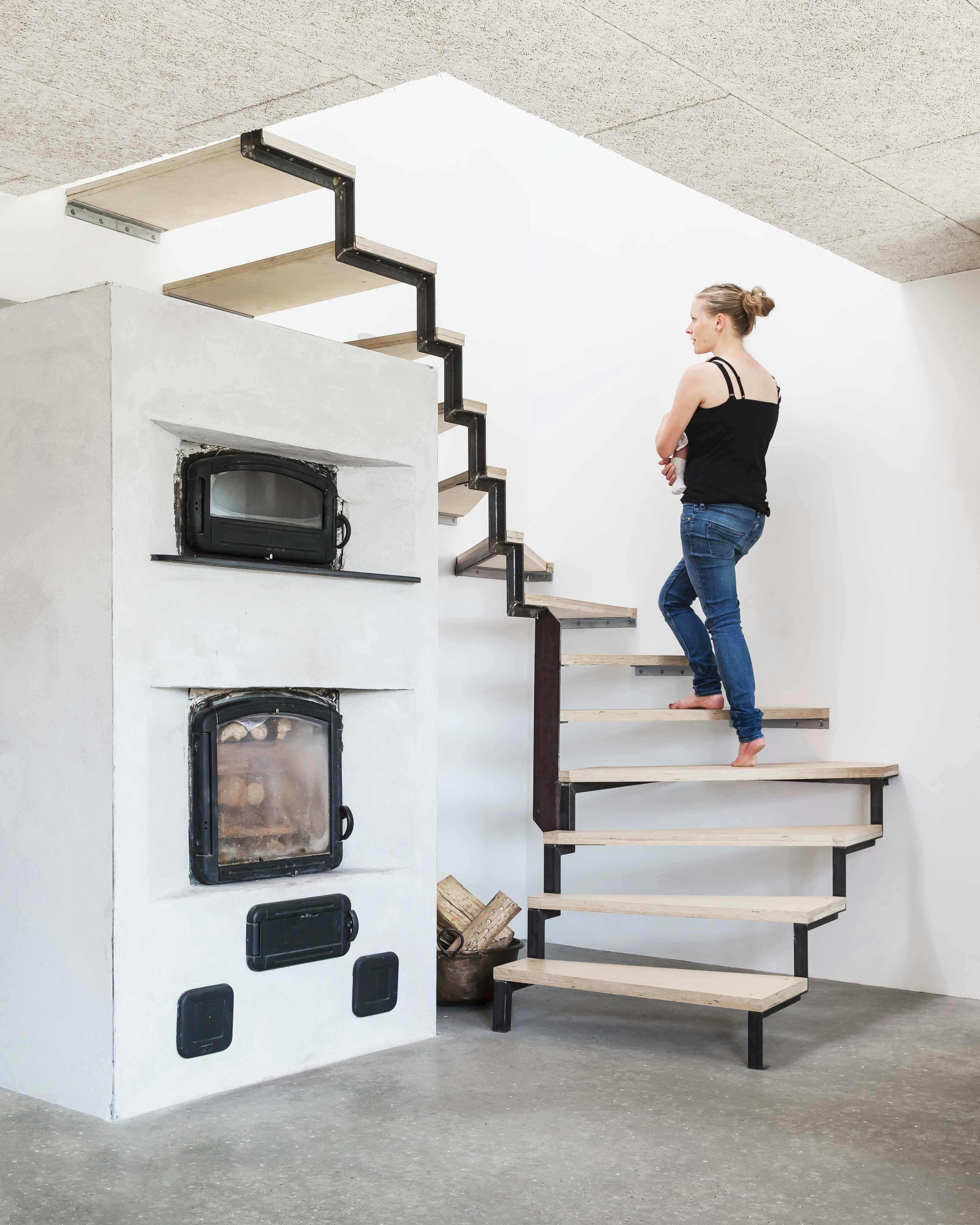 De centrale houtoven die in de winter als verwarming dient. Grote houtoven in huis als verwarming