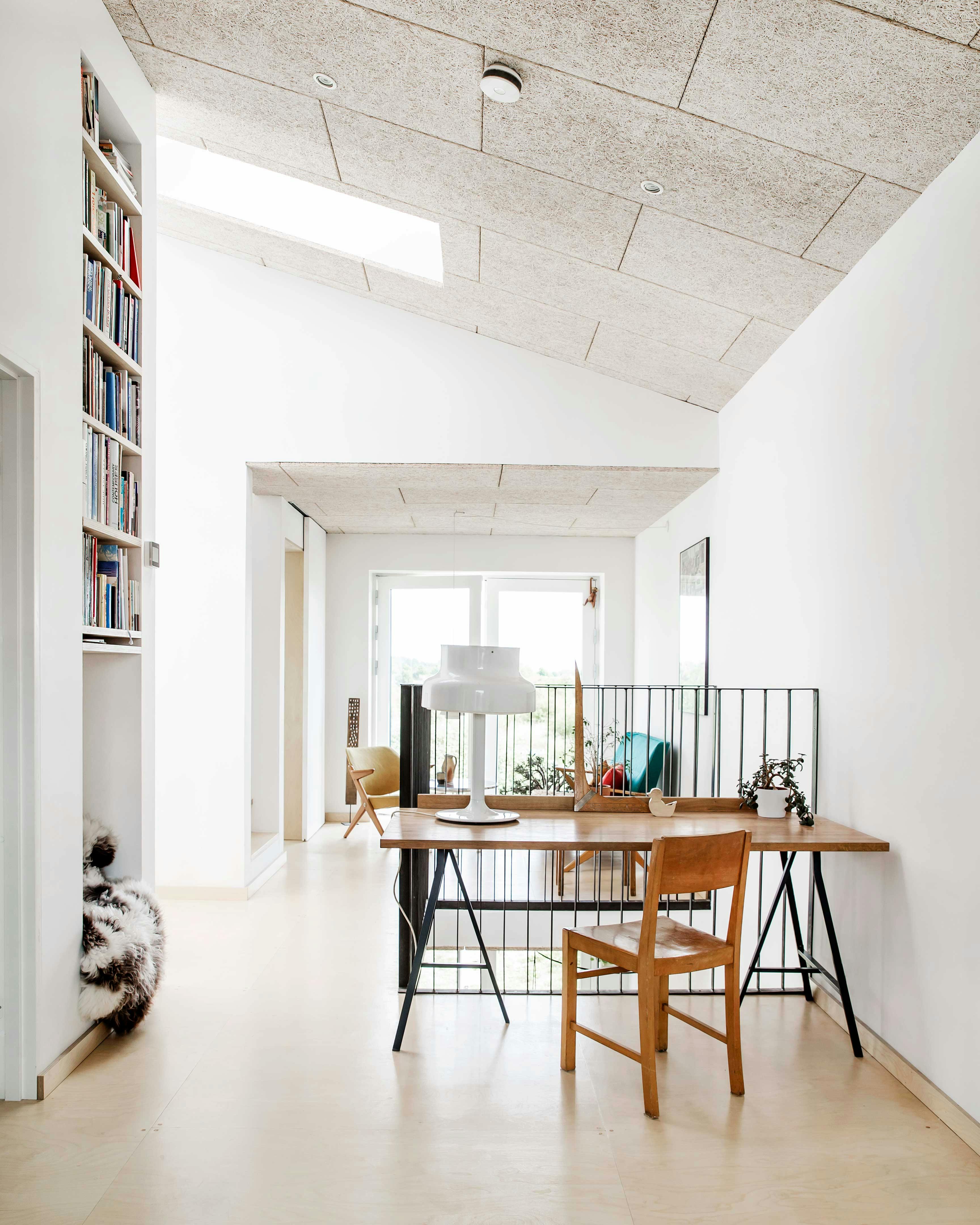 Een fijne werkplek in het midden van het huis. Houten bureau thuiswerkplek