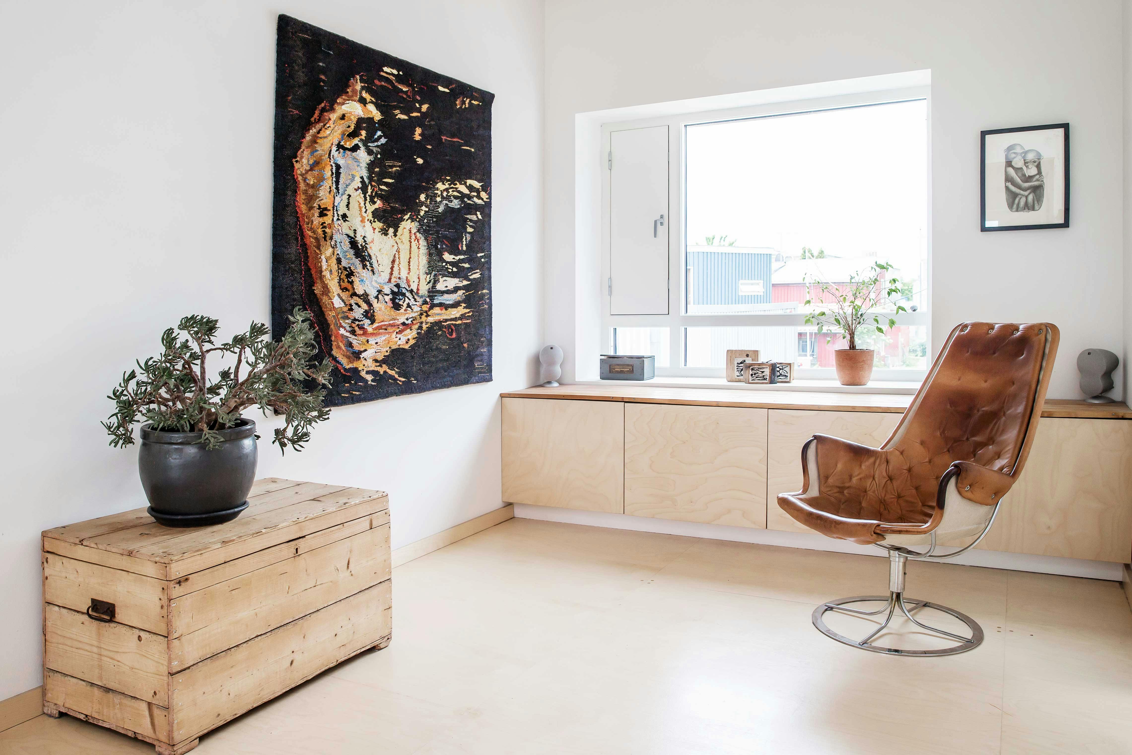 Jetson-stoel van Bruno Mathsson, die het echtpaar heeft geërfd. Bram's moeder, Anne Brodersen, is textielkunstenaar en heeft het vloerkleed aan de muur geweven. Bruno Mathsson Jetson stoel