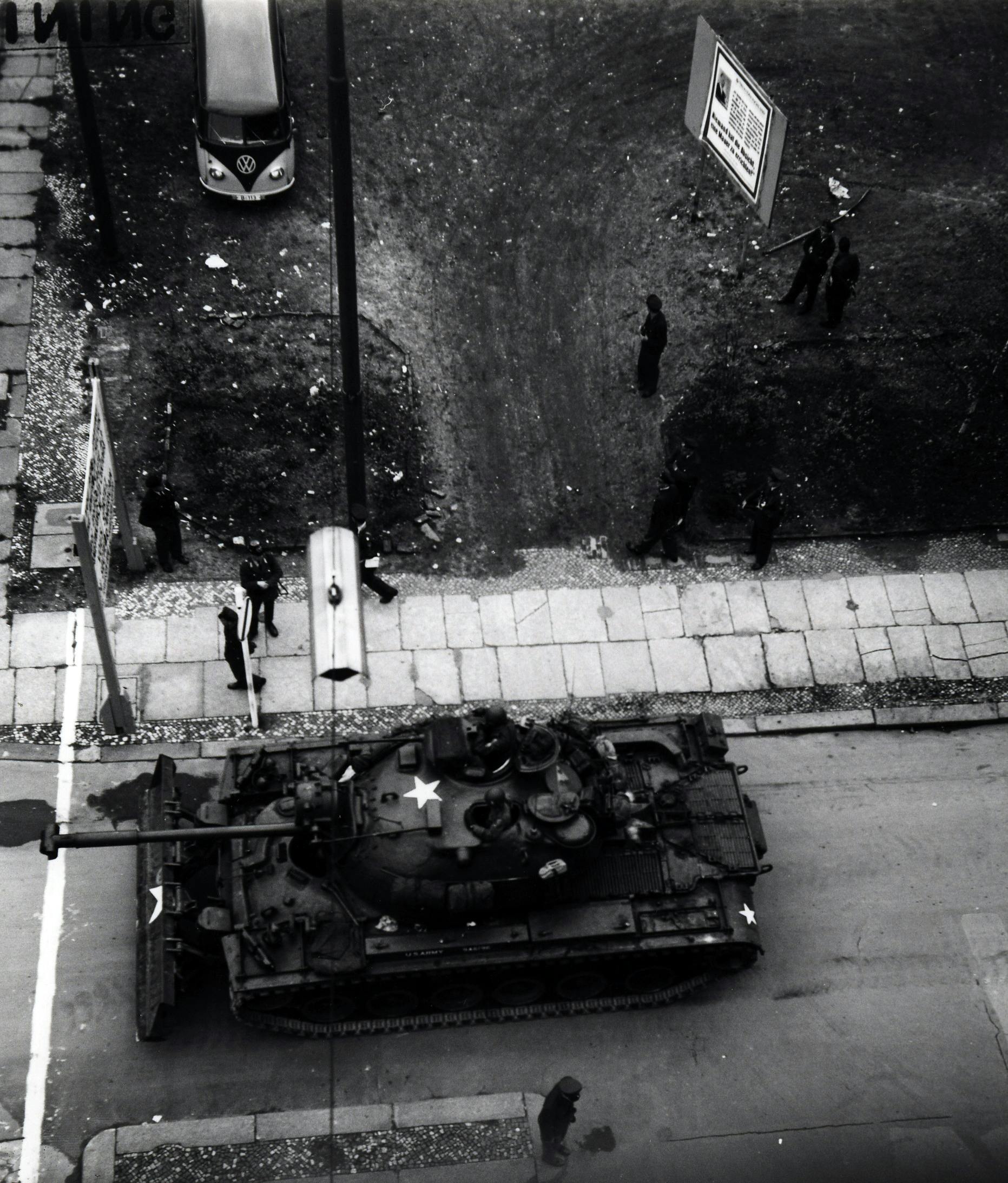 Stridsvogn på grensen ved Checkpoint Charlie. Stridsvogn på grensen ved Checkpoint Charlie.