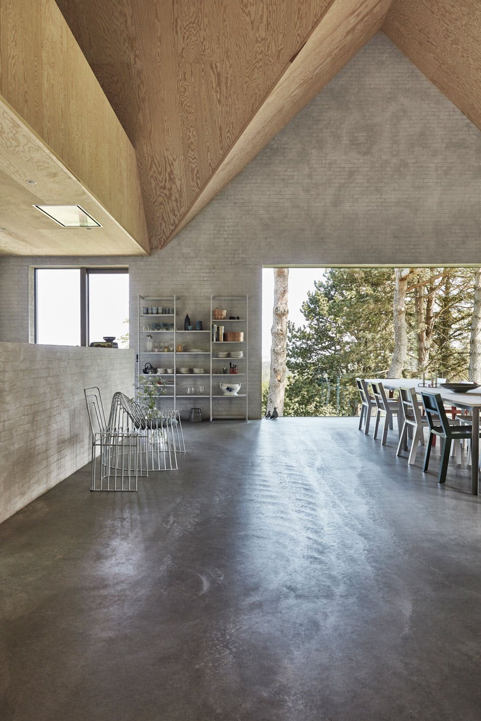 De keuken is voorzien van een halfhoge wand, zodat hij als bar kan worden gebruikt en je tijdens het koken betrokken blijft bij het gezelschap. De keuken is voorzien van een halfhoge wand, zodat hij als bar kan worden gebruikt en je tijdens het koken betrokken blijft bij het gezelschap.