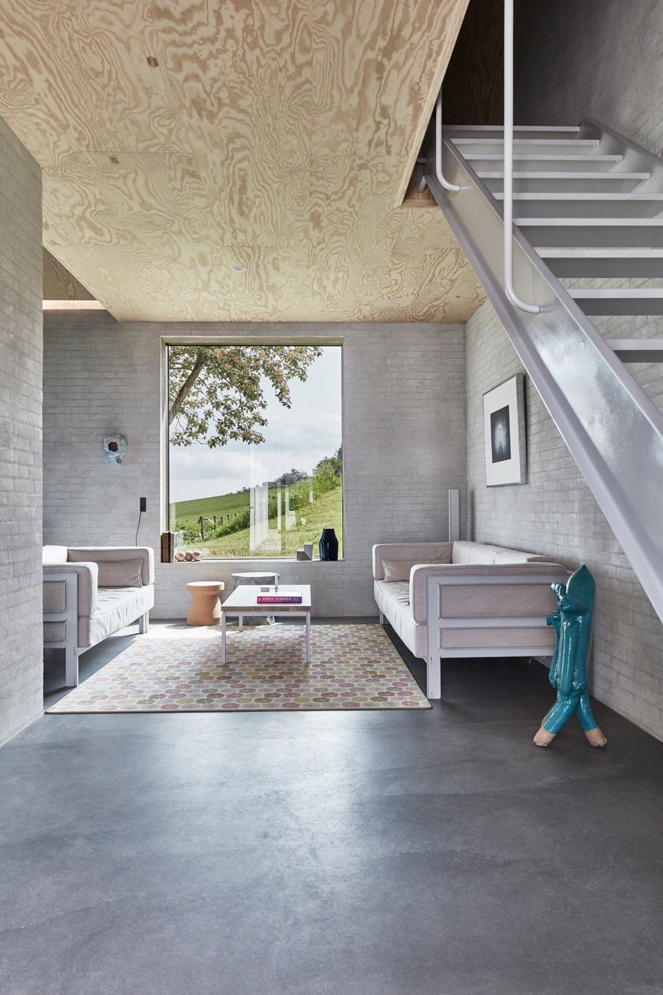 Het directe uitzicht op de natuur oogt als een sieraad in de woonkamer. Het directe uitzicht op de natuur oogt als een sieraad in de woonkamer.
