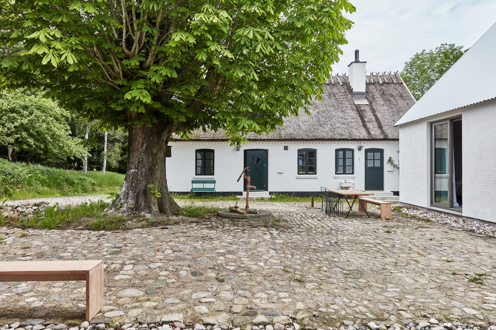 Op deze plek kun je buiten samenzijn. De tuinmeubels van hout en staal zijn ontworpen door Leif. Op deze plek kun je buiten samenzijn. De tuinmeubels van hout en staal zijn ontworpen door Leif.