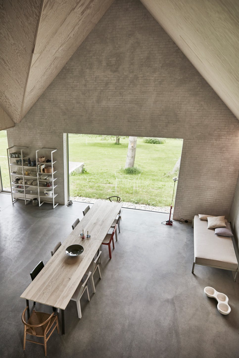 Lucht is er genoeg in het huis, dankzij het plafond van 6,5 meter hoog. Lucht is er genoeg in het huis, dankzij het plafond van 6,5 meter hoog.