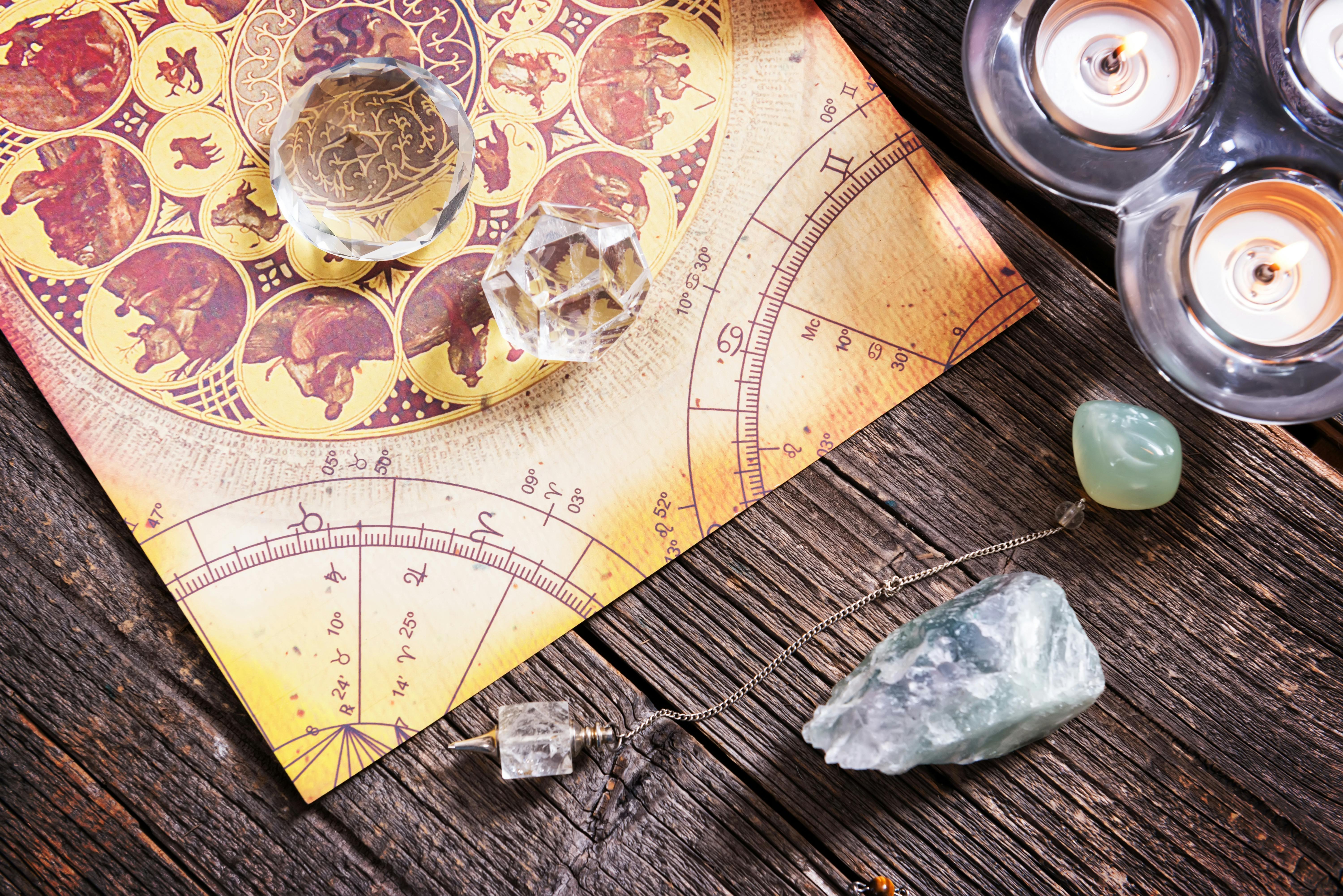 Clairvoyance kan blandt andet foregår gennem amuletter og krystaller. Clairvoyance gennem amuletter og krystaller