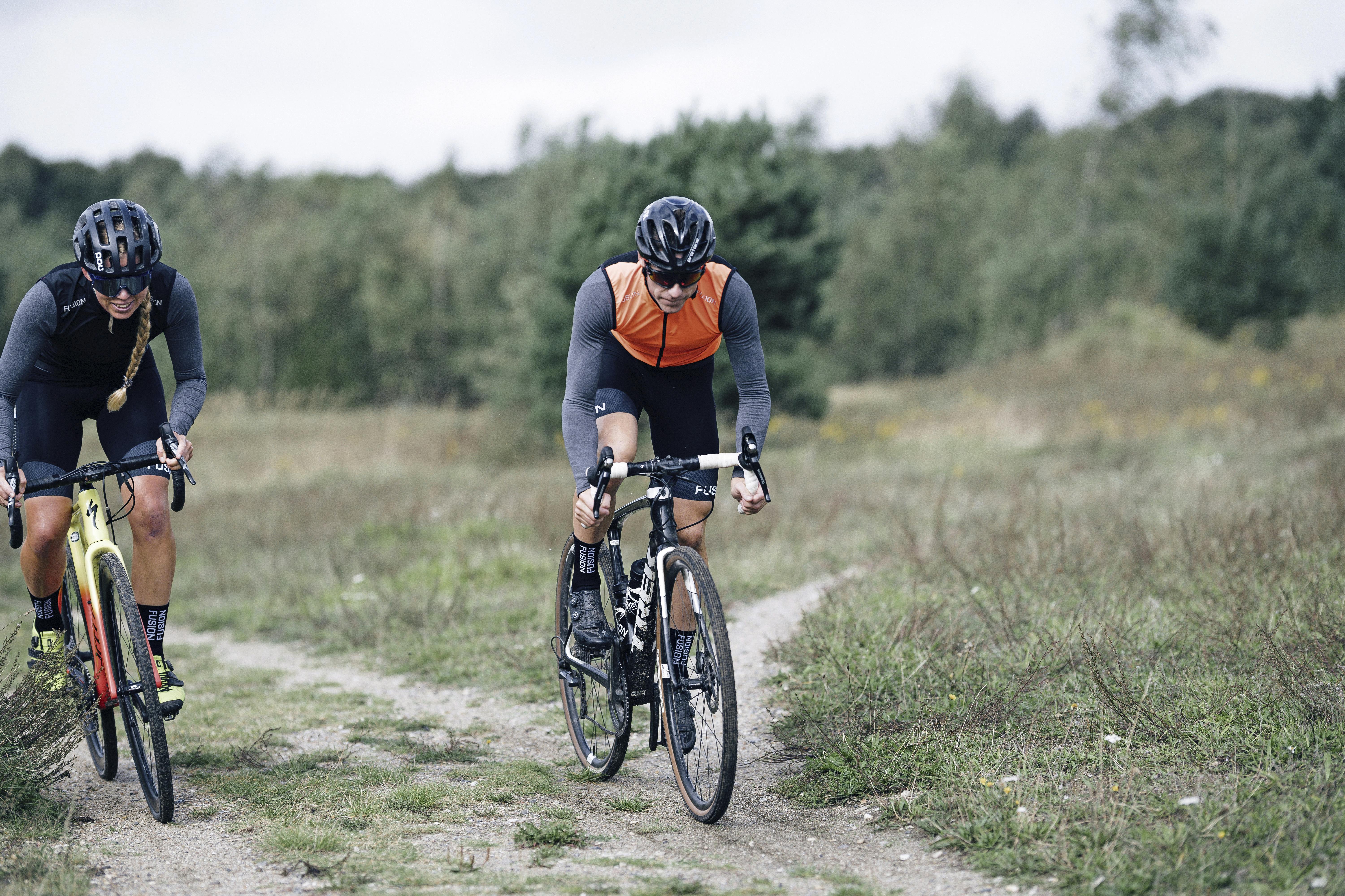 Gravelcykel? Mand træner intervaller på gravelcykel