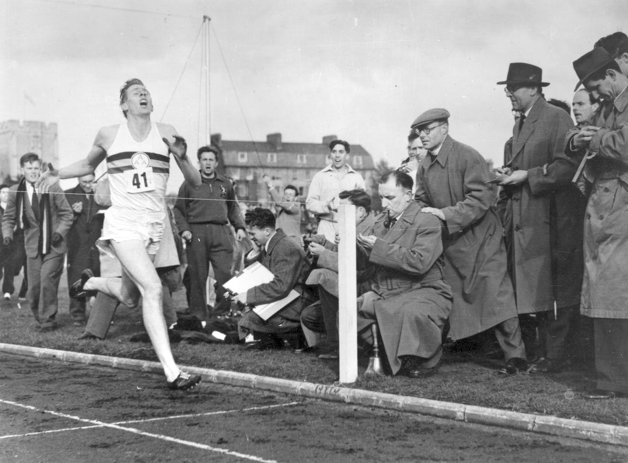 Inte förrän 1954 lyckades en löpare genomföra en mile under fyra minuter. Nu har ca 1 700 löpare klarat det. Roger Bannister