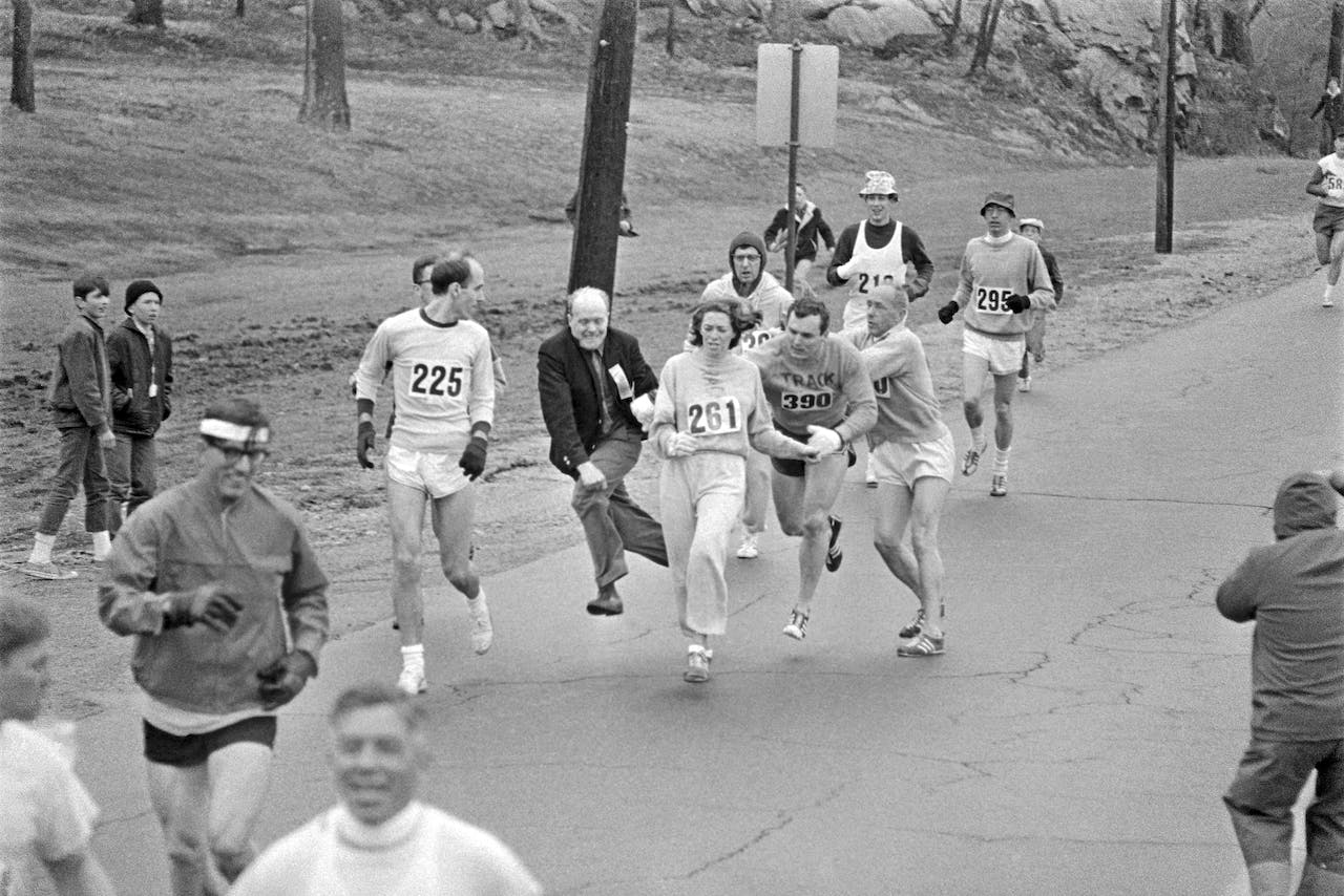 En arg funktionär försökte stoppa Kathrine Switzer. Hennes partner tacklade dock till funktionären så denne ramlade. Kathrine Switzer