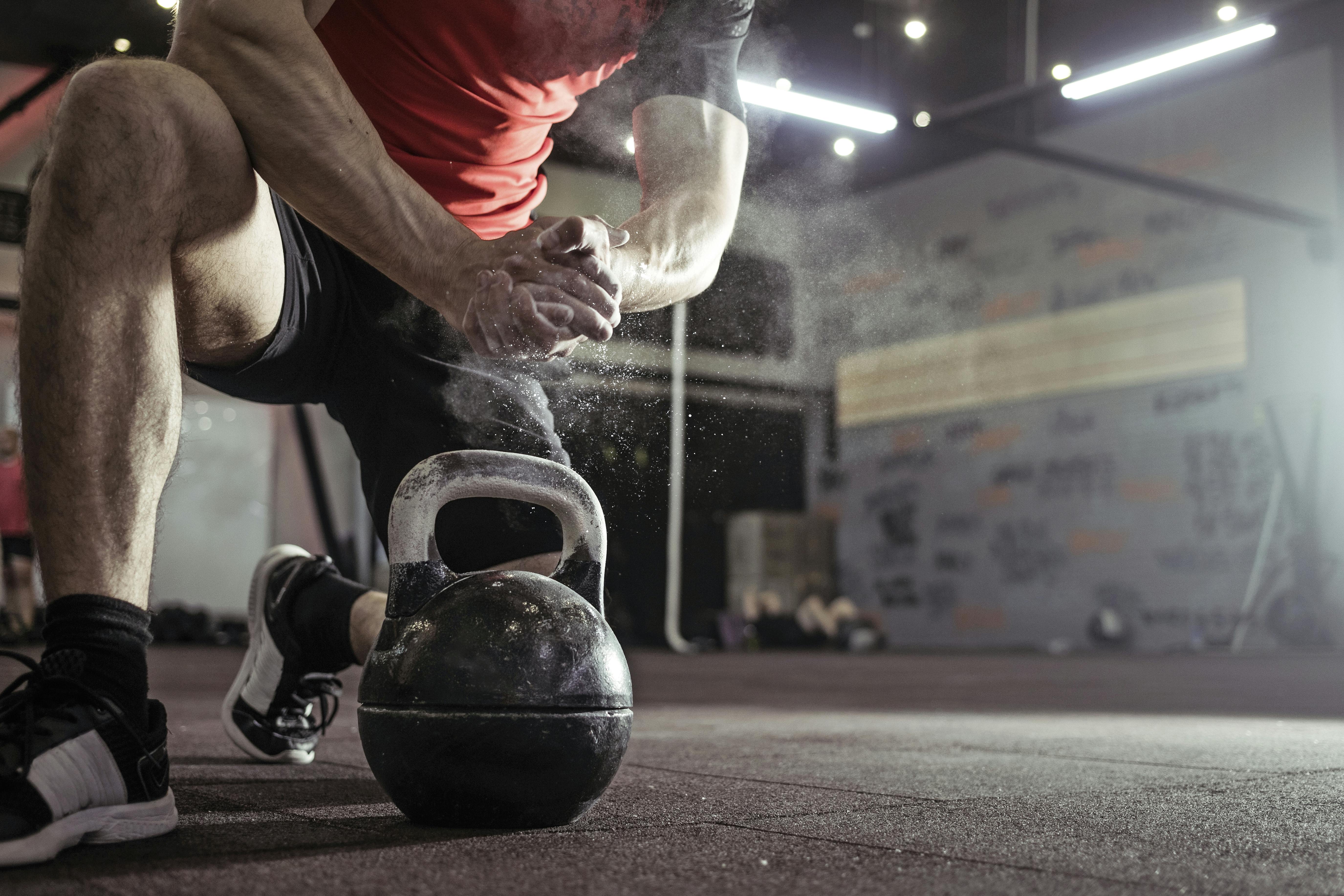 Undvik kramp Man med kettlebell