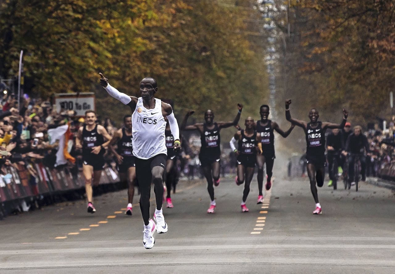 Kipchoges hastighet motsvarar att man löper 100 meter på 17,2 sek. – 422 gånger i rad. Eliud Kipchoge