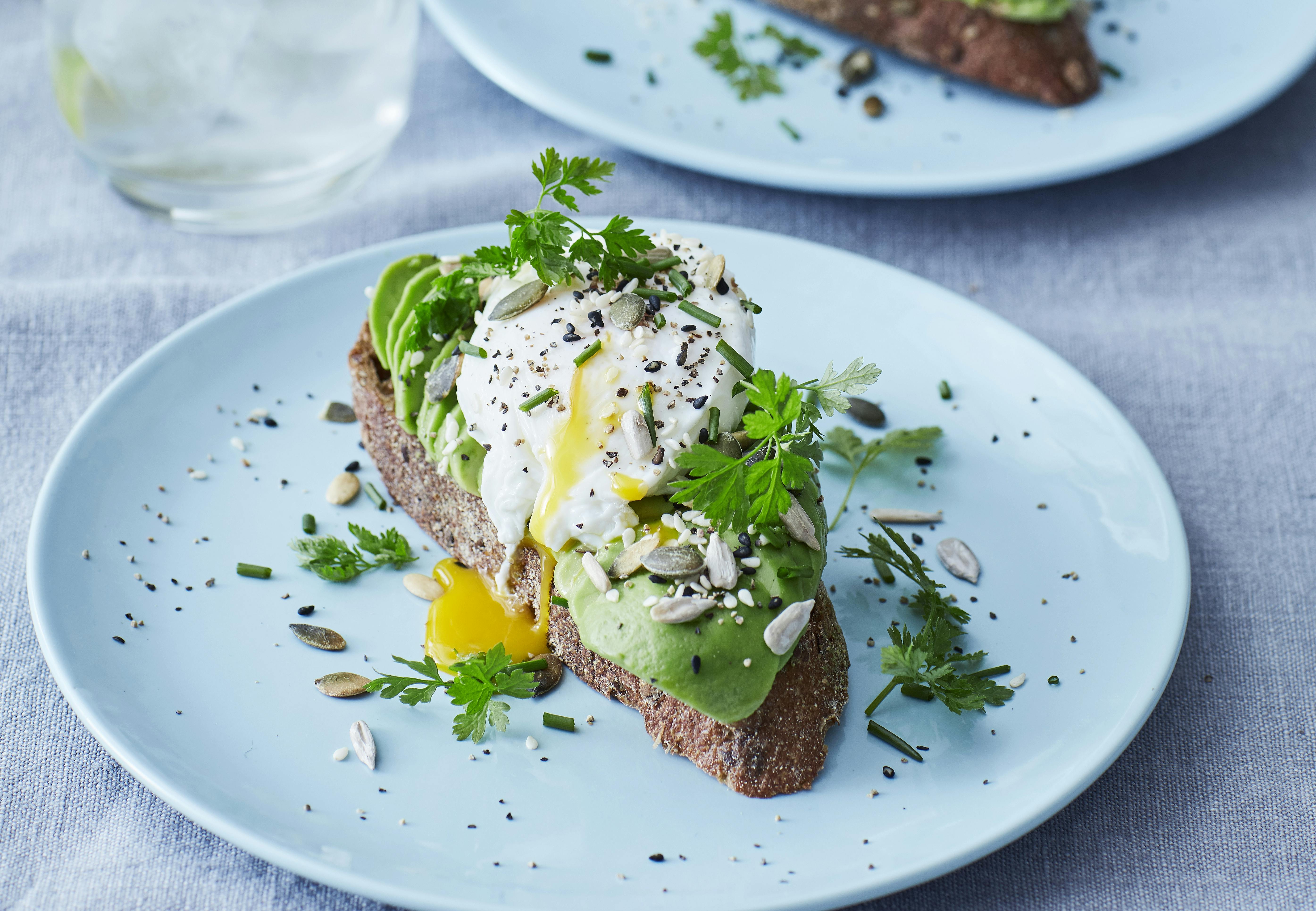 Rolig morgen? Ristet brød med avokado og posjert egg