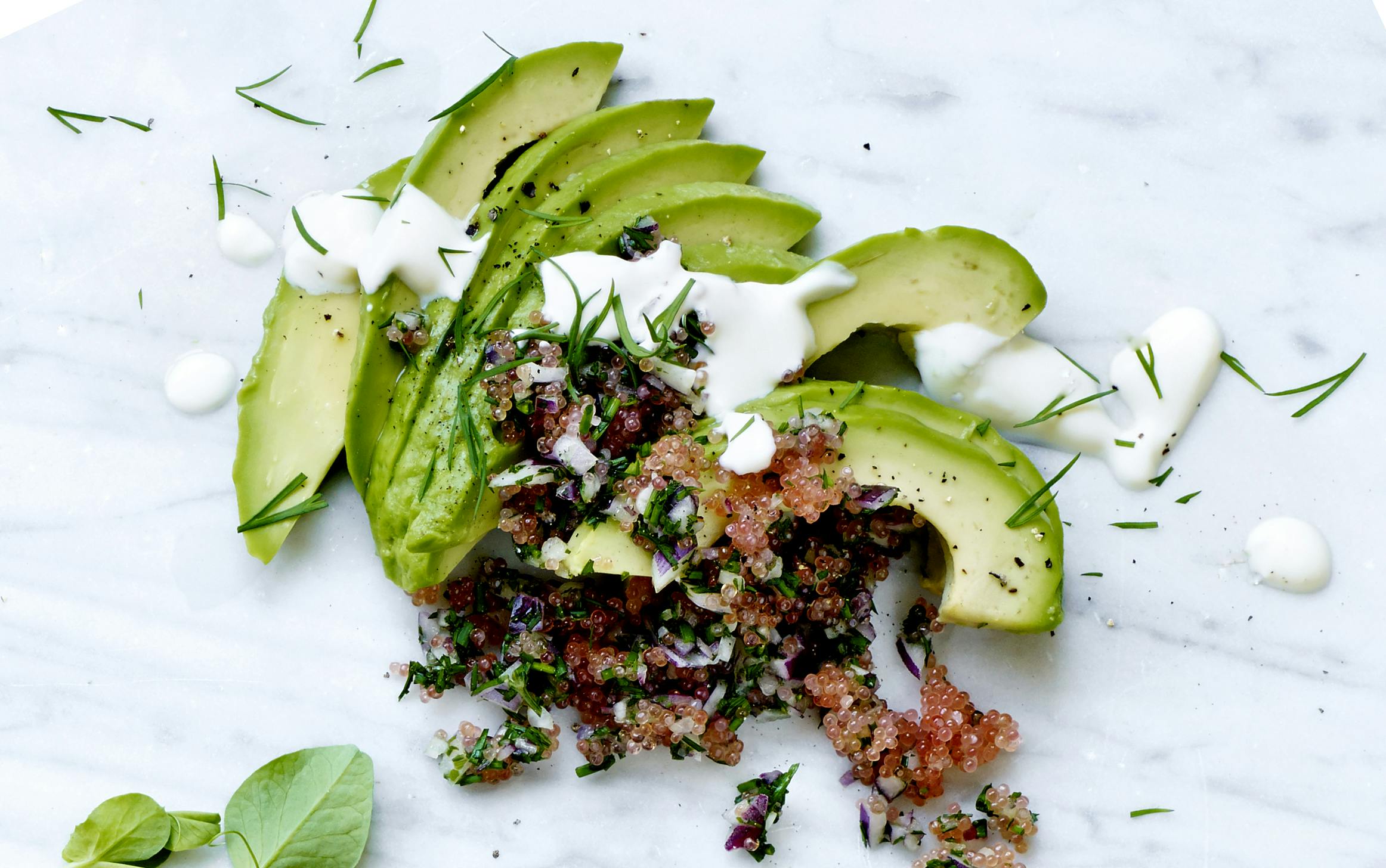 Avocado med stenbiderrogn og skyrcreme