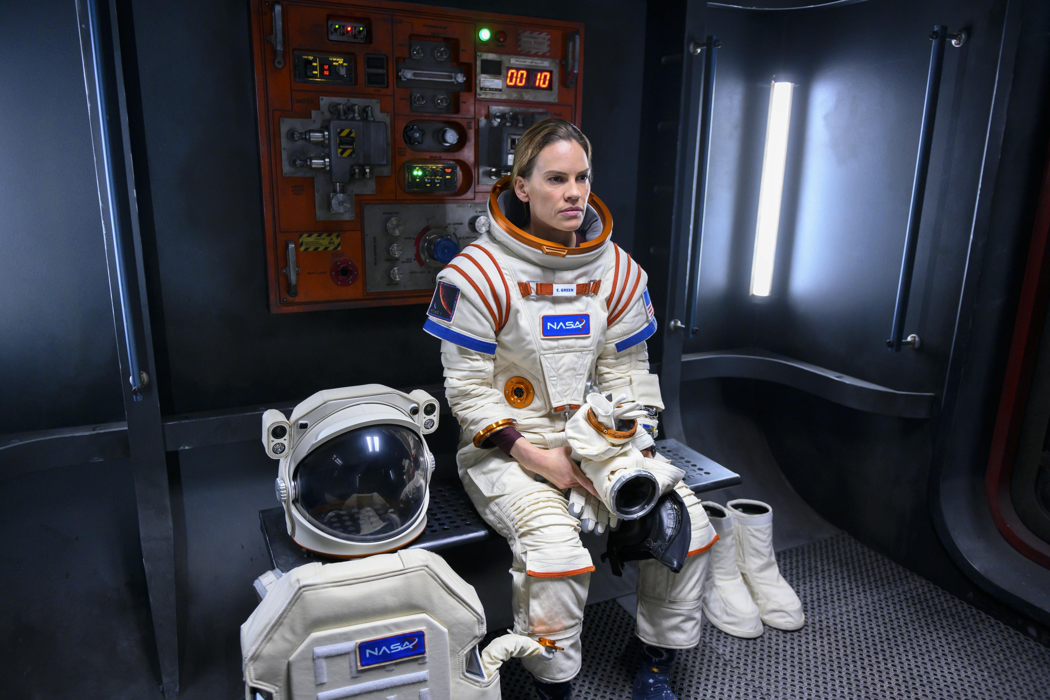 Hilary Swank afprøver den umulige kombination mor i rummet i Away. Kvindelig astronaut i rumskib.