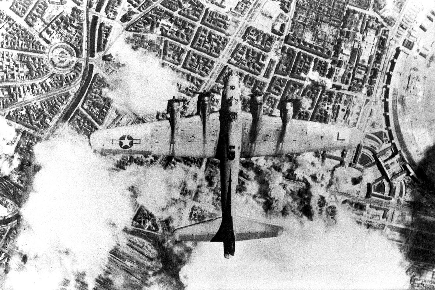 B-17 Flying Fortress i bombanfall över Berlin 1945.