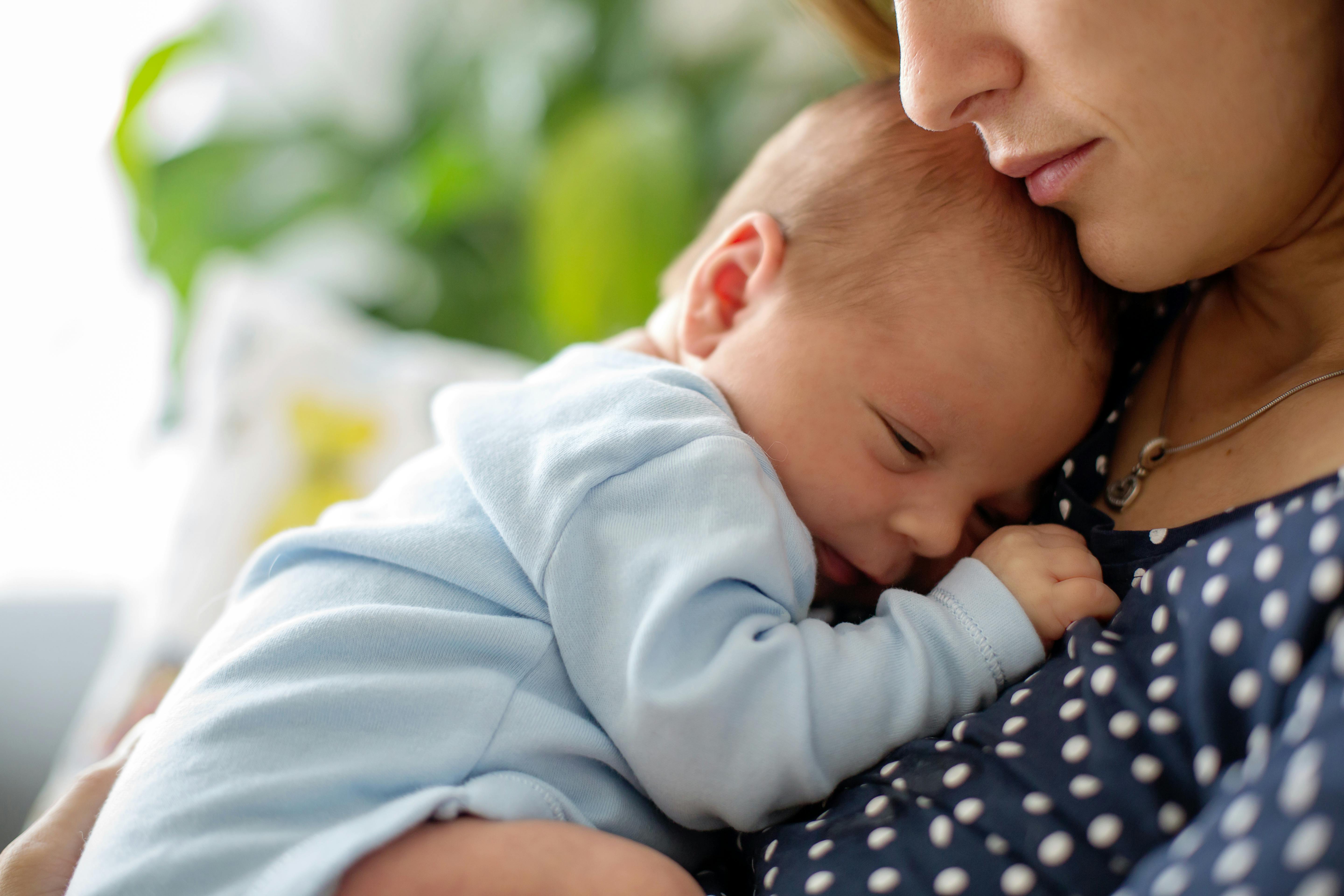 Din veninde vil som gudmor være en speciel person for dit barn. Kvinde med nyfødt baby