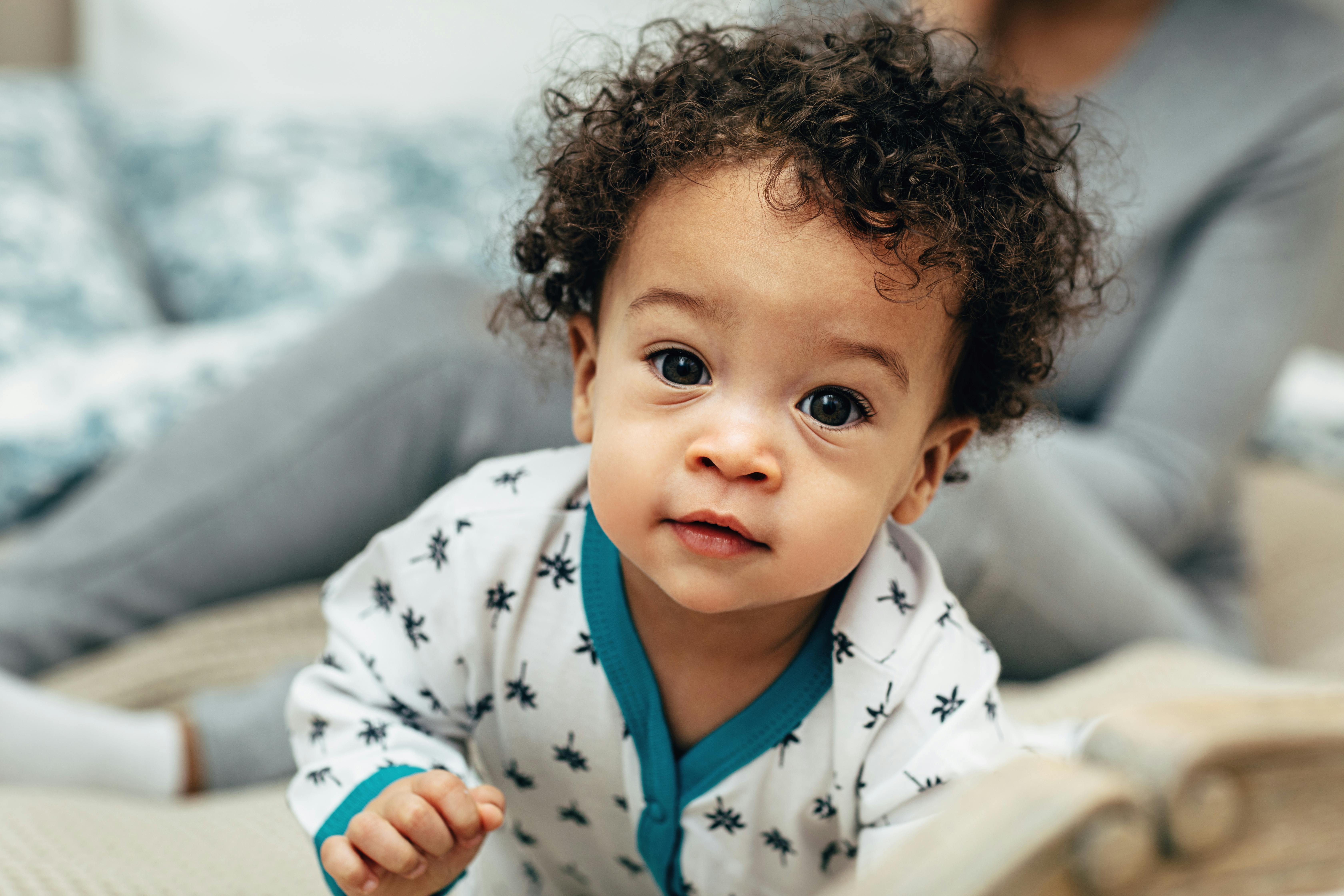 Navnebetydningen kan være en hjælp til at vælge navn til din kommende søn eller datter. Baby dreng med navnebetydning