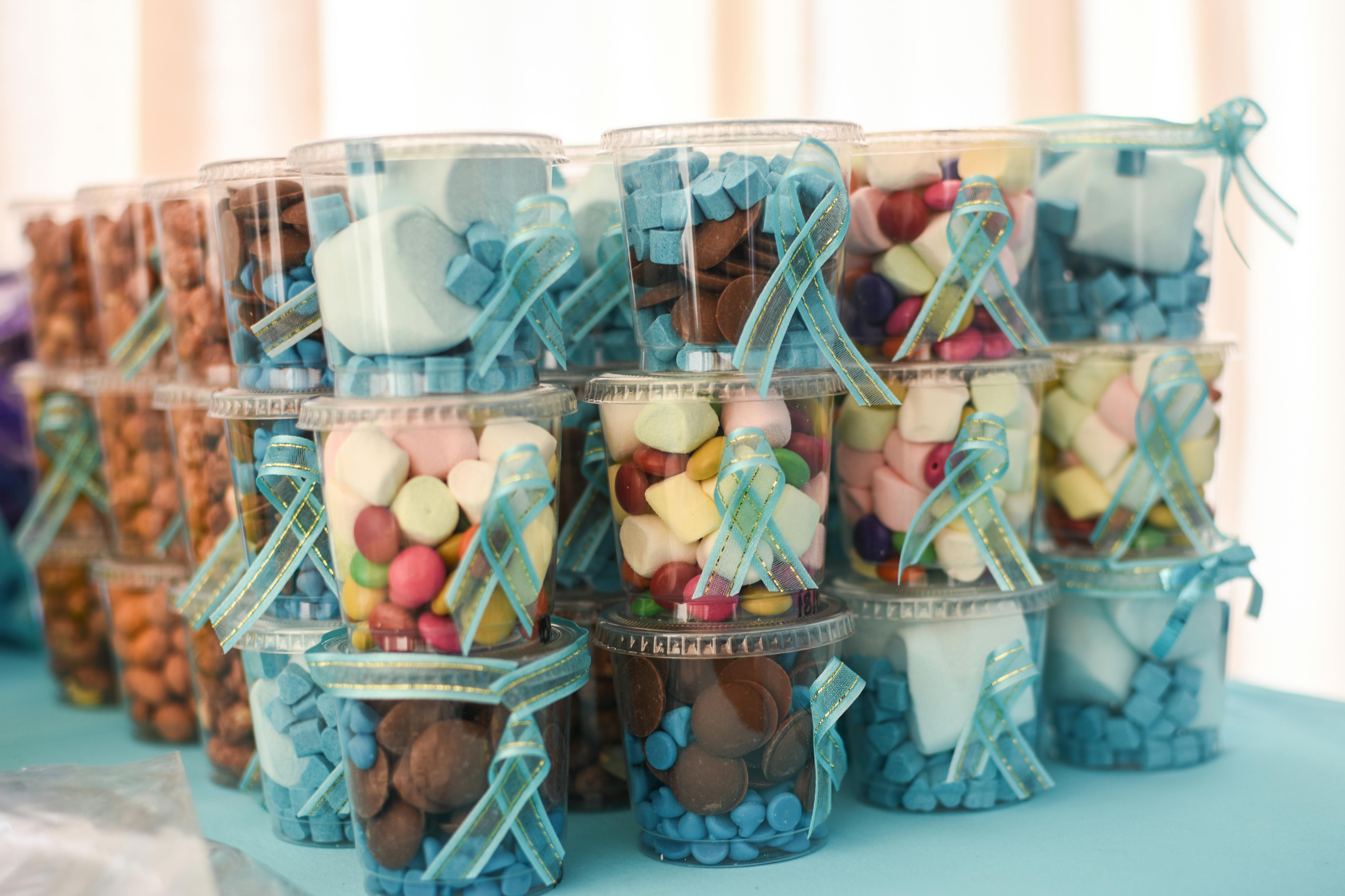 Så nemt kan du pynte bordet med lækre snacks. Slik til babyshower