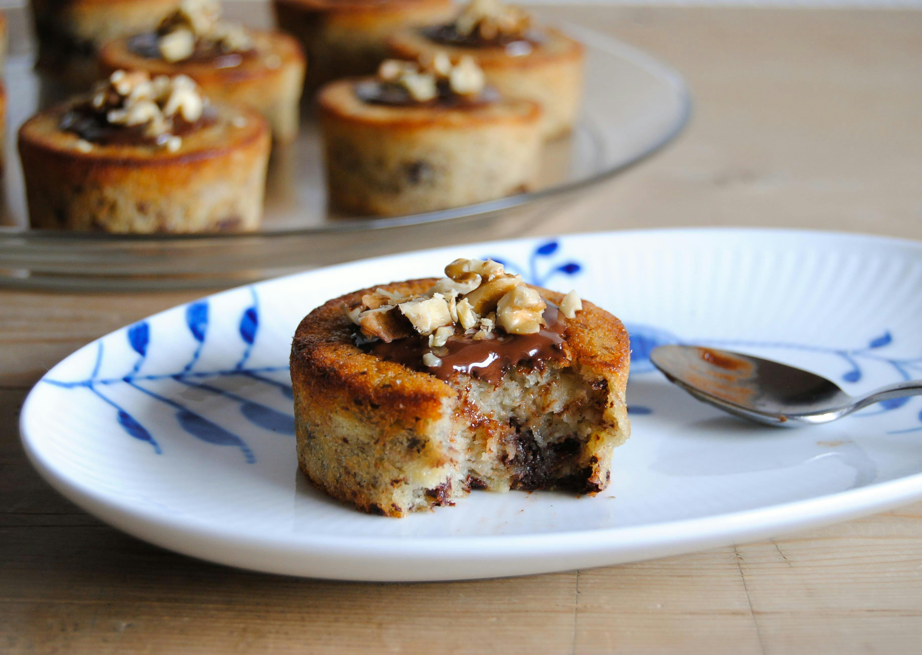 Få opskriften på de lækre, svampede bananmuffins. Nemme bananmuffins