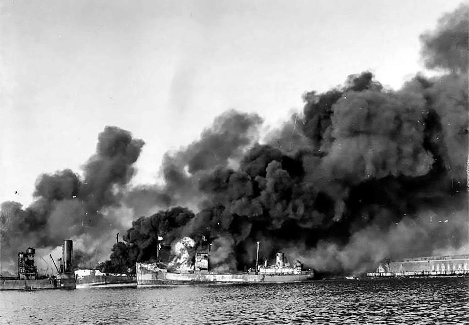 Bombanfall mot Baris hamn, andra världskriget i Italien, 1943.