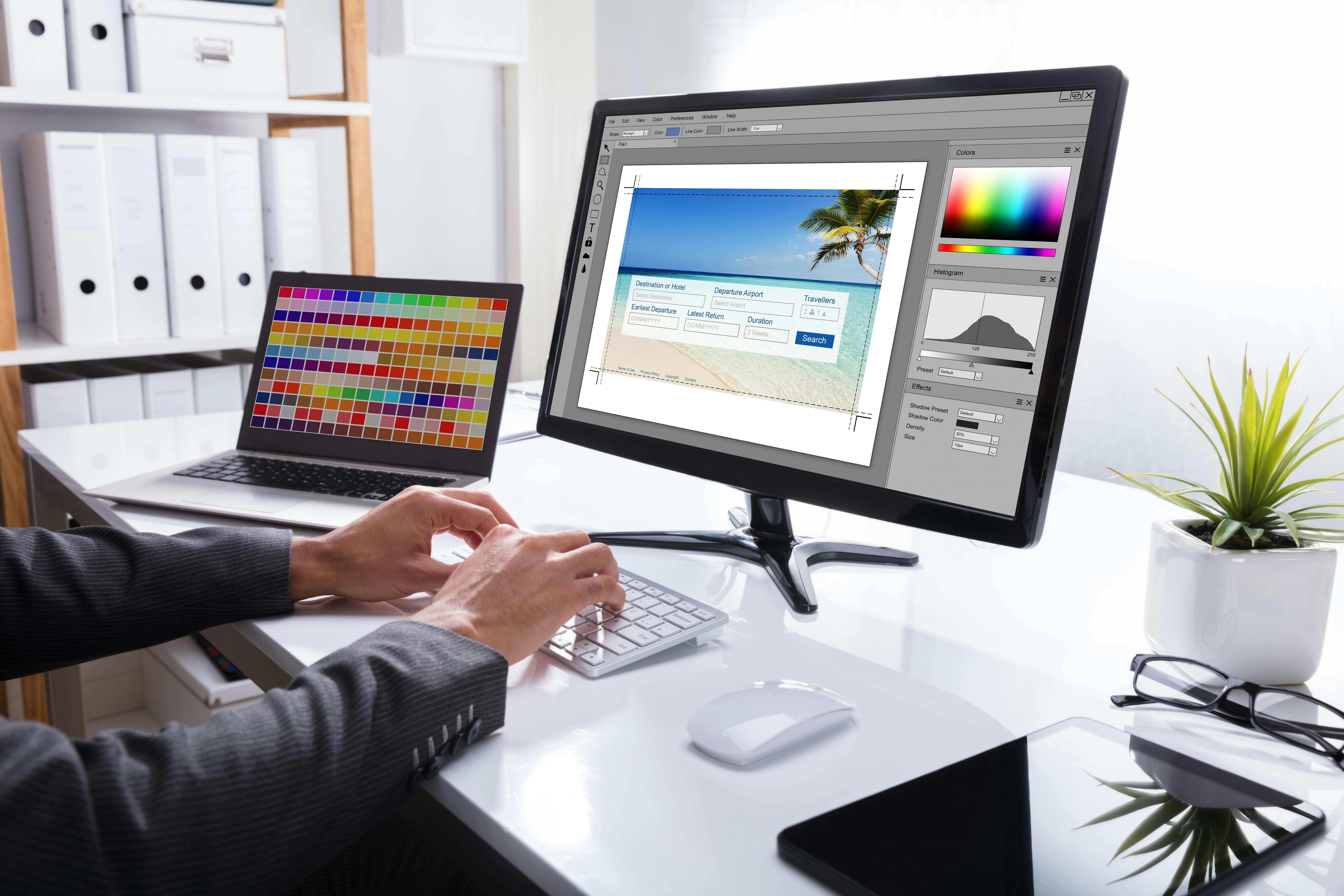 Man redigerar bilder i Windows Foton.